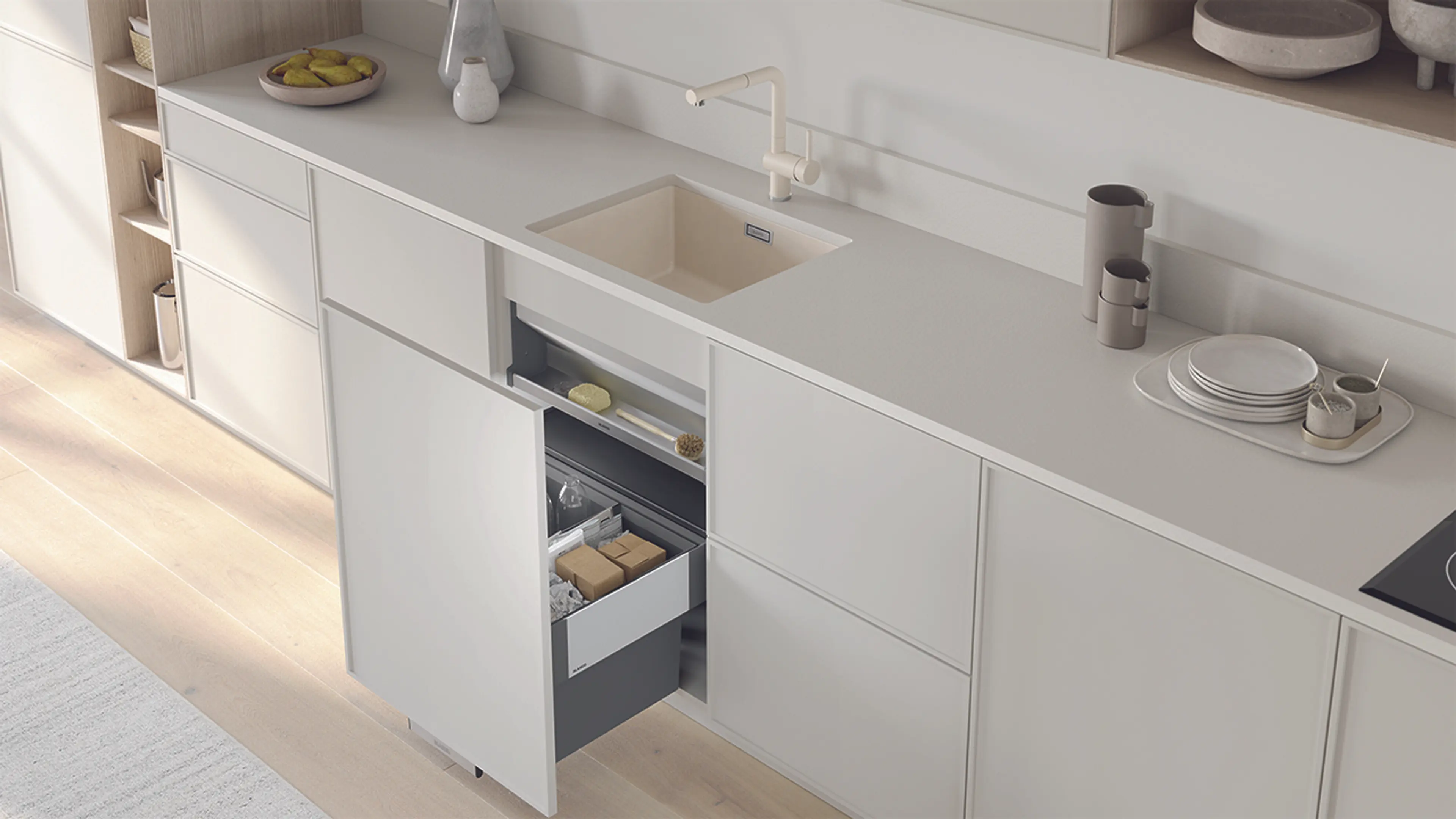 Lyst kjøkken med lys benkeplate, matchende kjøkkenvask og blandebatteri og smart søppelsortering.