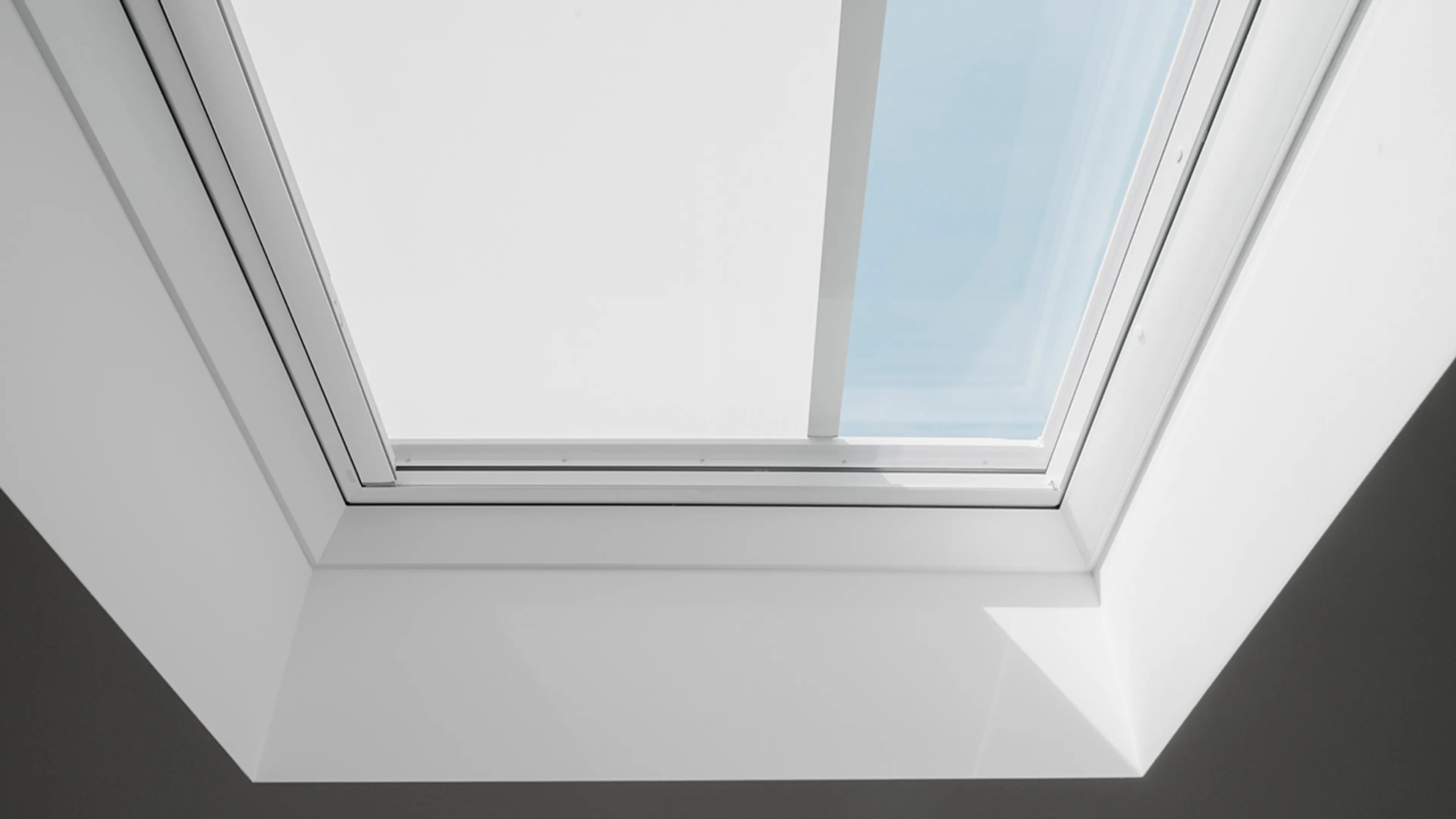 Utvendig solskjerming for flate takvinduer.