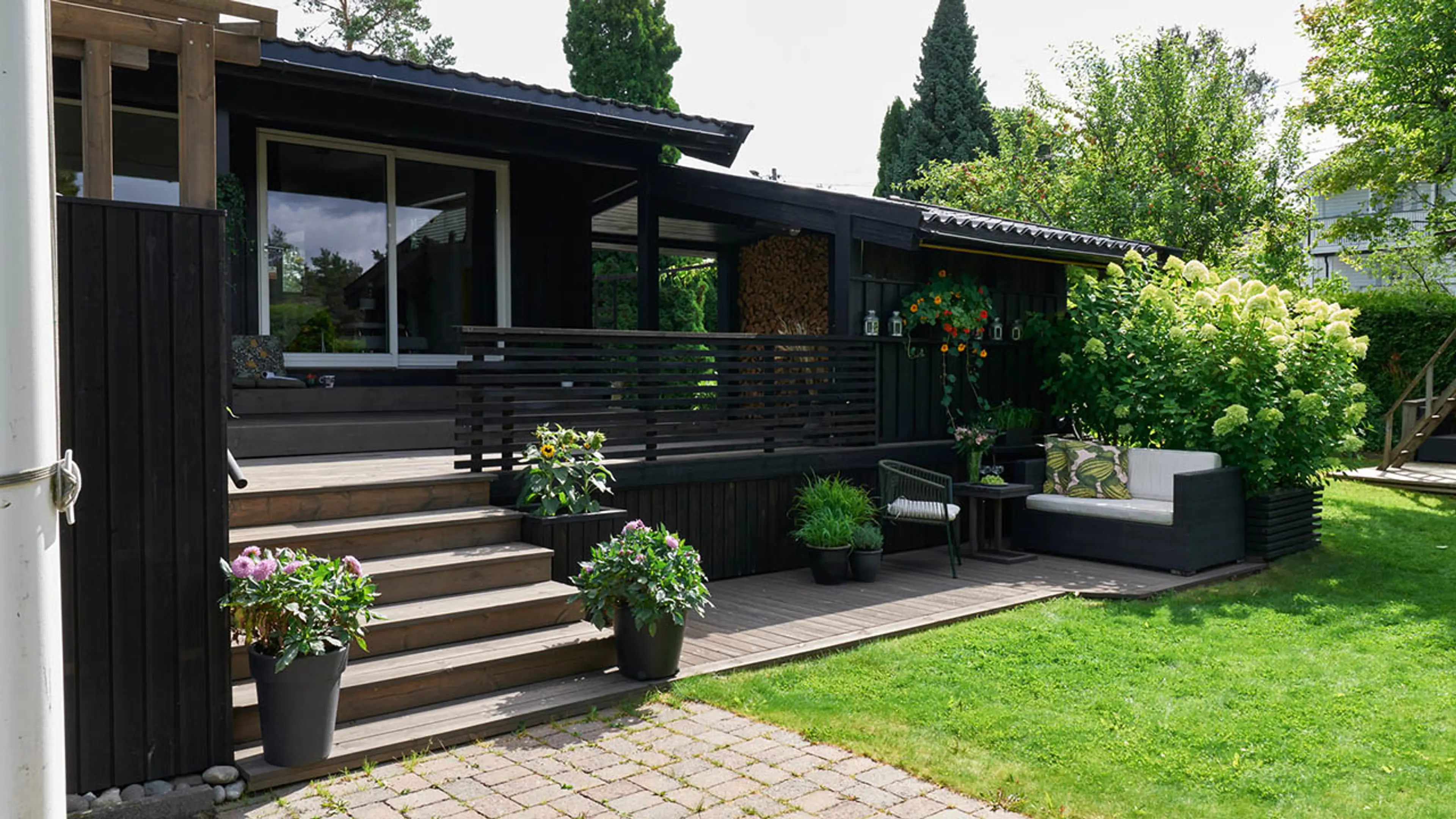 Hus med trapp til veranda.