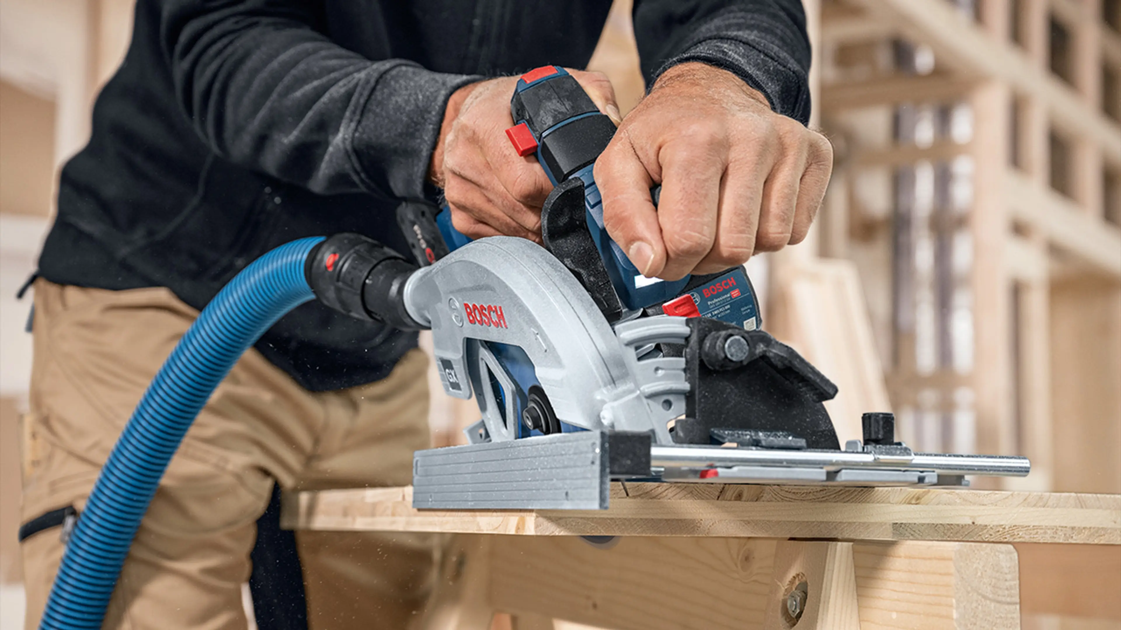 Mann som bruker sirkelsag for å kutte treverk.