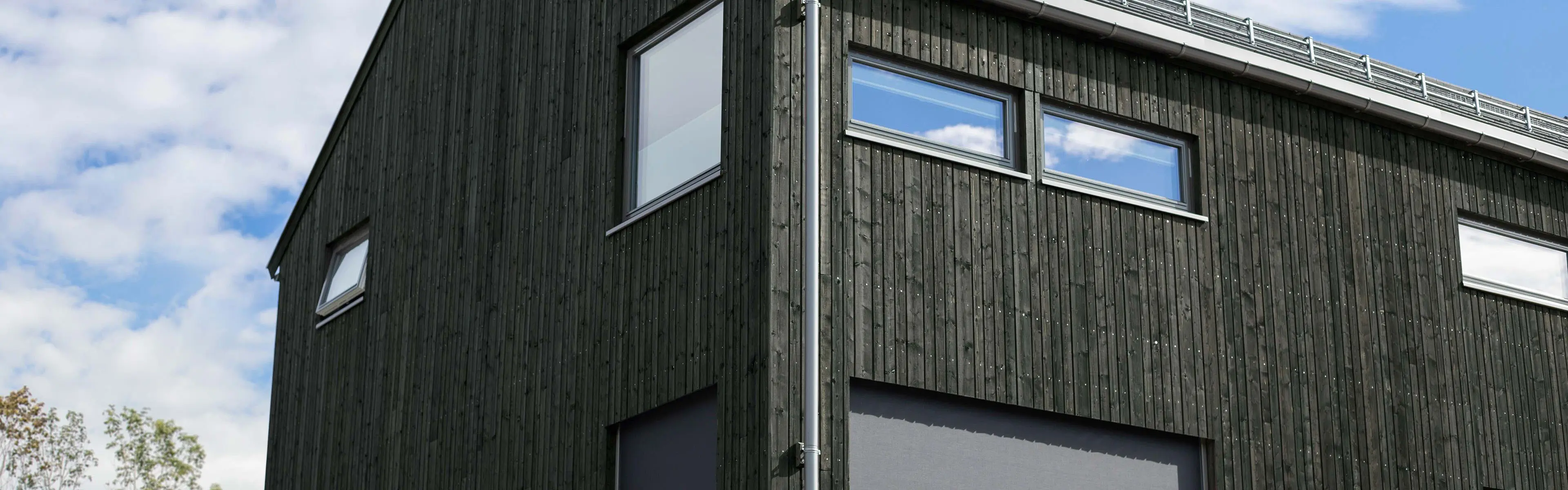 Hus med ny kledning i grønnfarge.