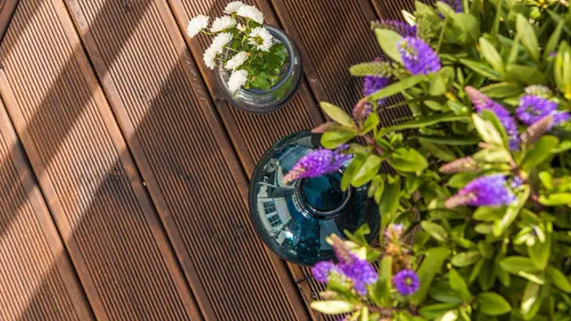 Nærbilde i fugleperspektiv av Duo terrassebord fra Talgø.