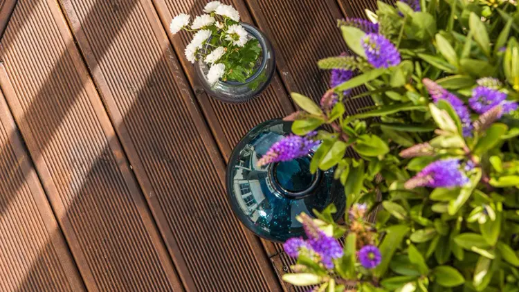 Nærbilde i fugleperspektiv av Duo terrassebord fra Talgø.