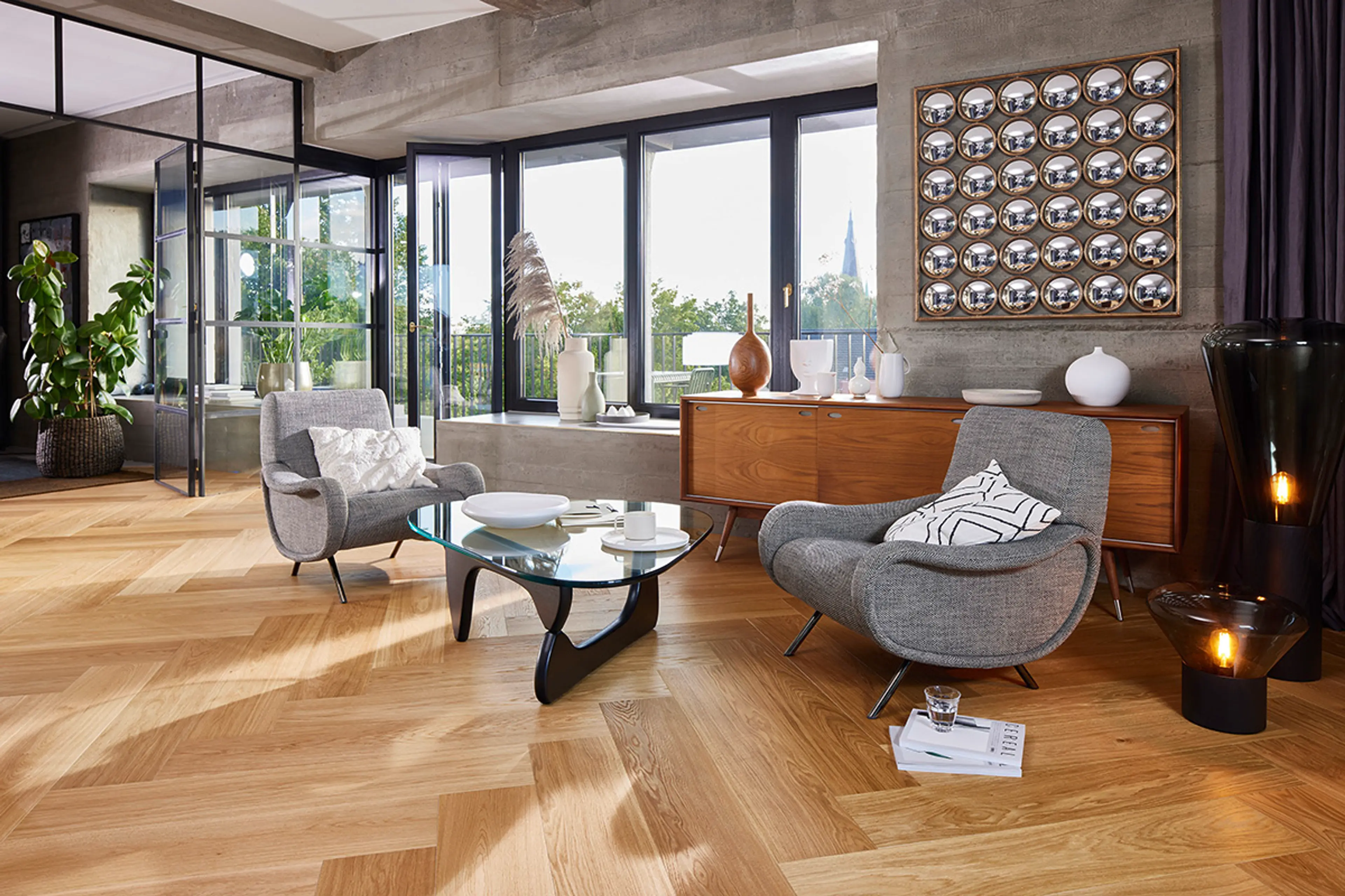 Stue med parkettgulv i hvalbeinsmønster fra Boen: Click Castle eik adagio