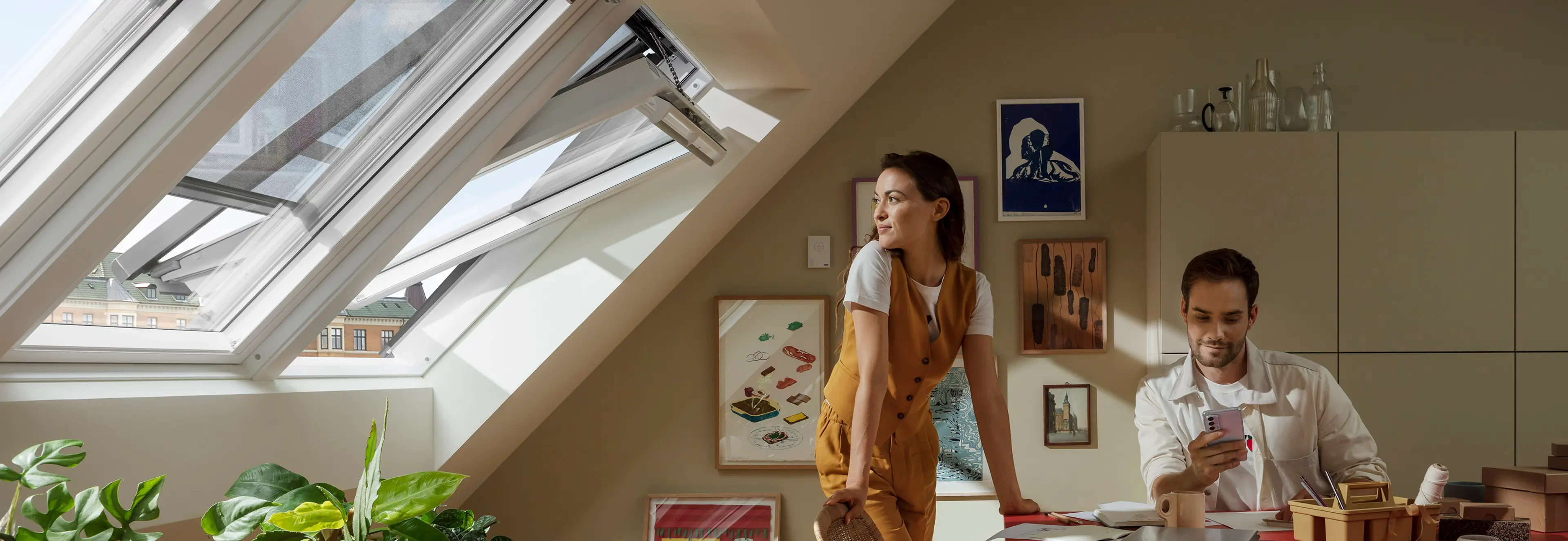 Kvinne og mann ved spisebord i leilighet med screens for innsynsskjerming vindu.