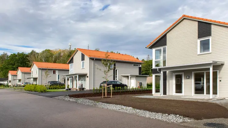 Rekkehus med fabrikkmalt kledning.