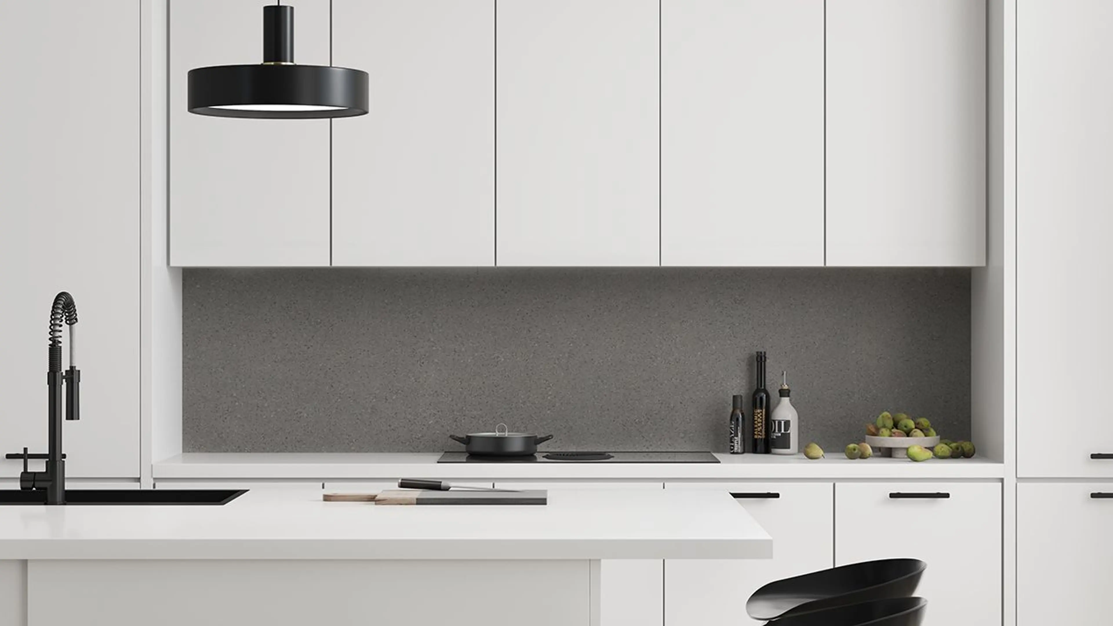 Hvitt kjøkken med sorte detaljer og kjøkkenplate i grey terrazzo.