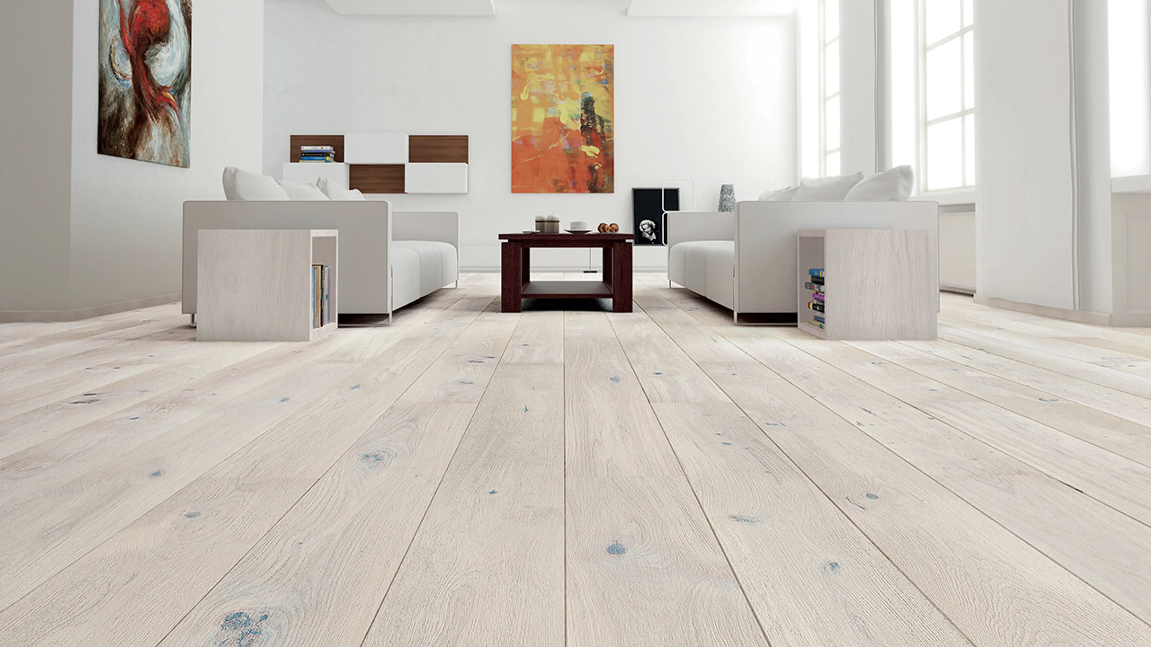 Lys stue med to hvite sofaer og lyst Saga Natural parkettgulv fra Farveringen.