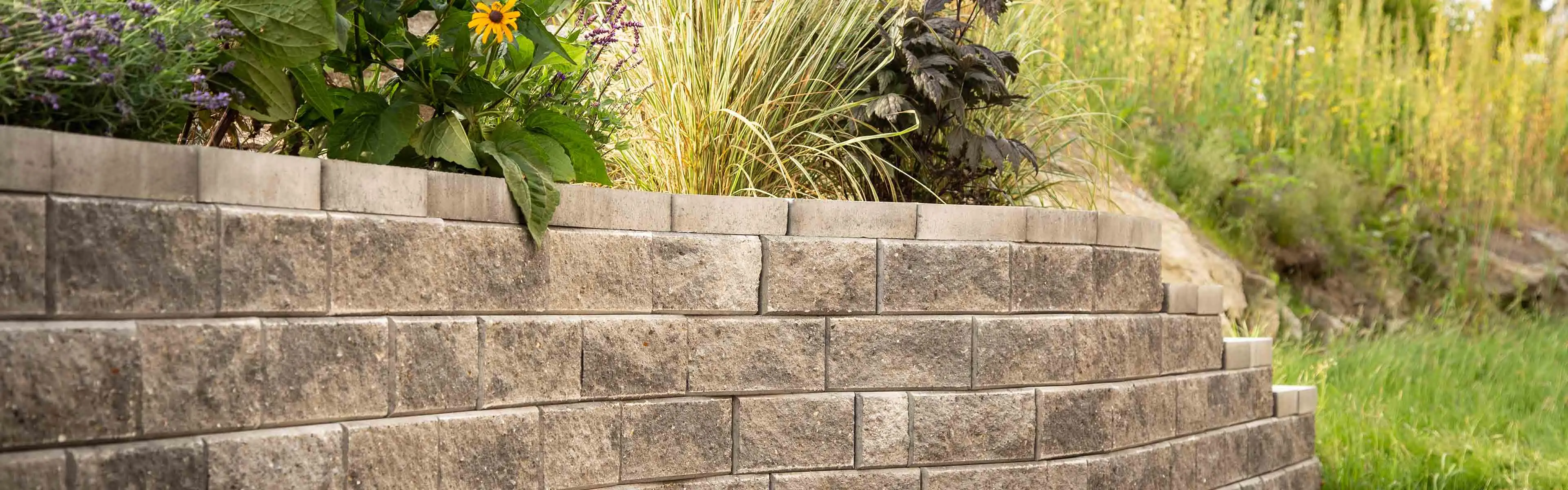 Blomsterbed med støttemur.