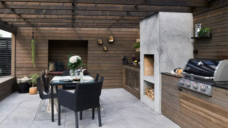 Terrasse med peis, pergola og levegg.