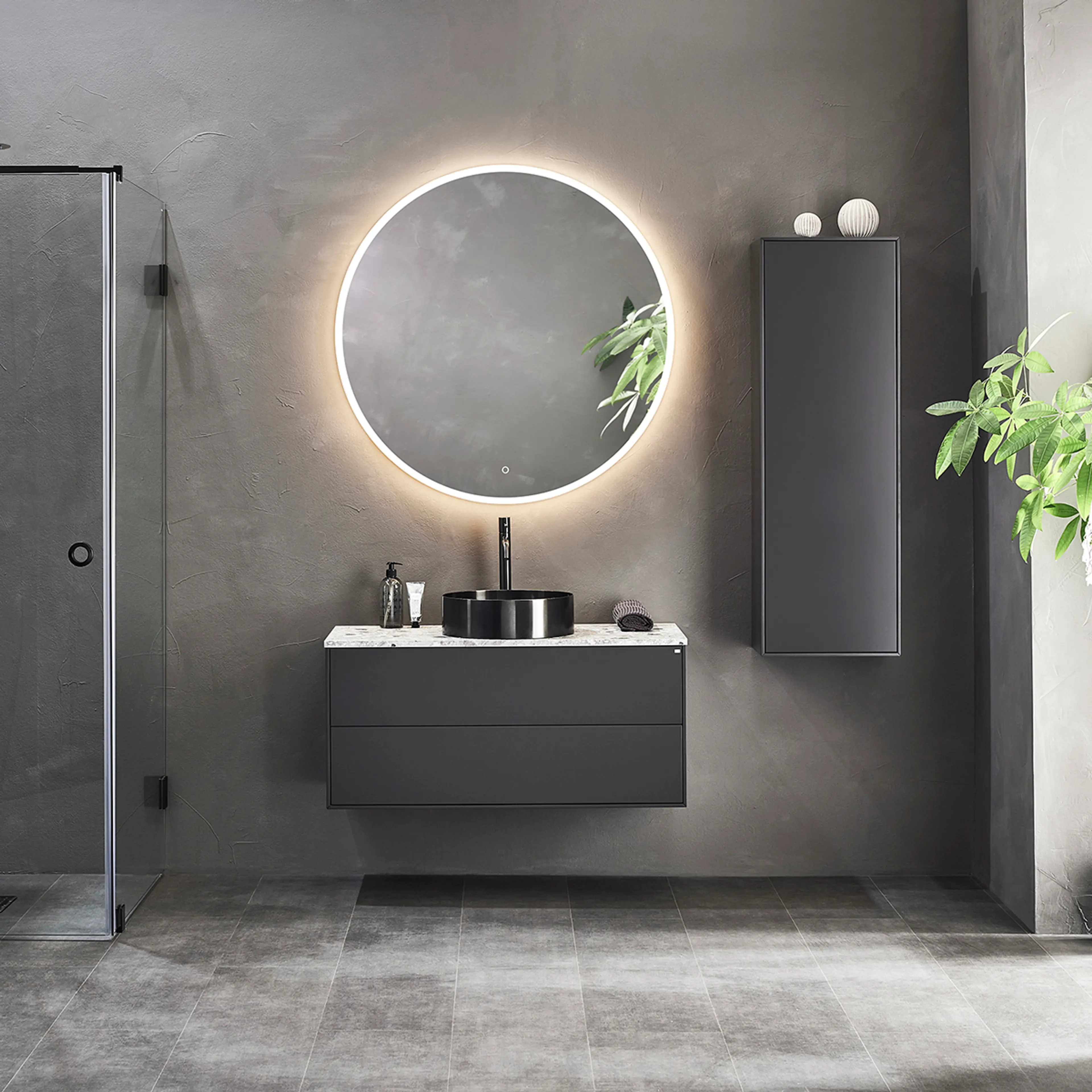 Baderom med mørkegrå møbler og sort servant