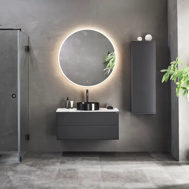 Baderom med mørkegrå møbler og sort servant