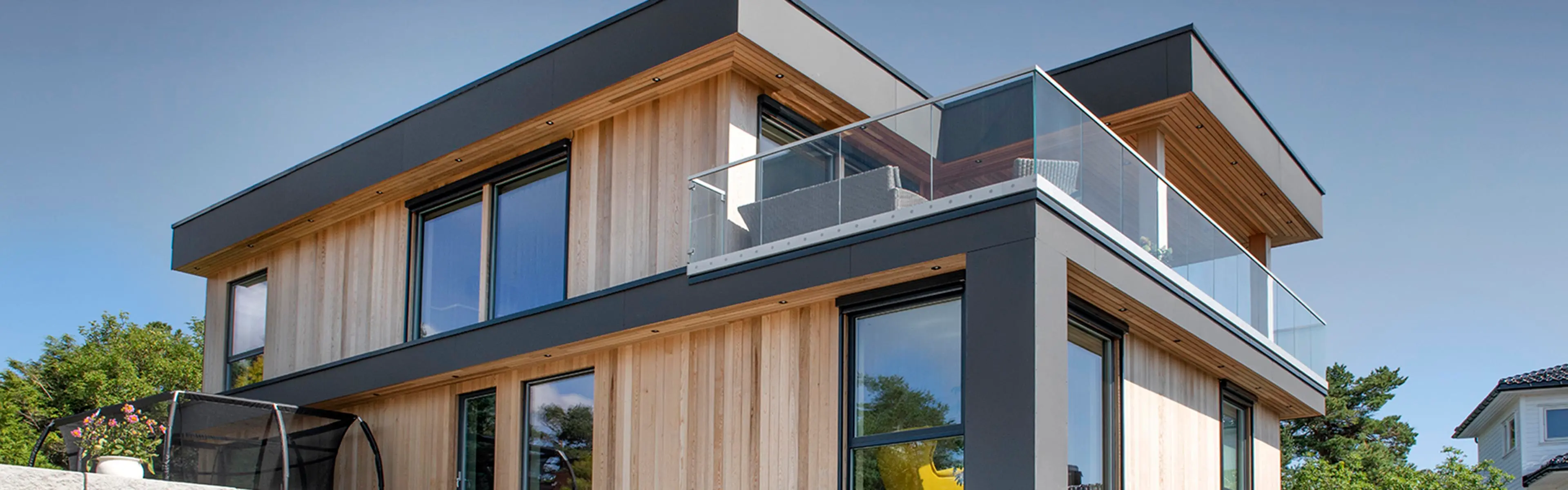 Hus med kledning i sedertre.