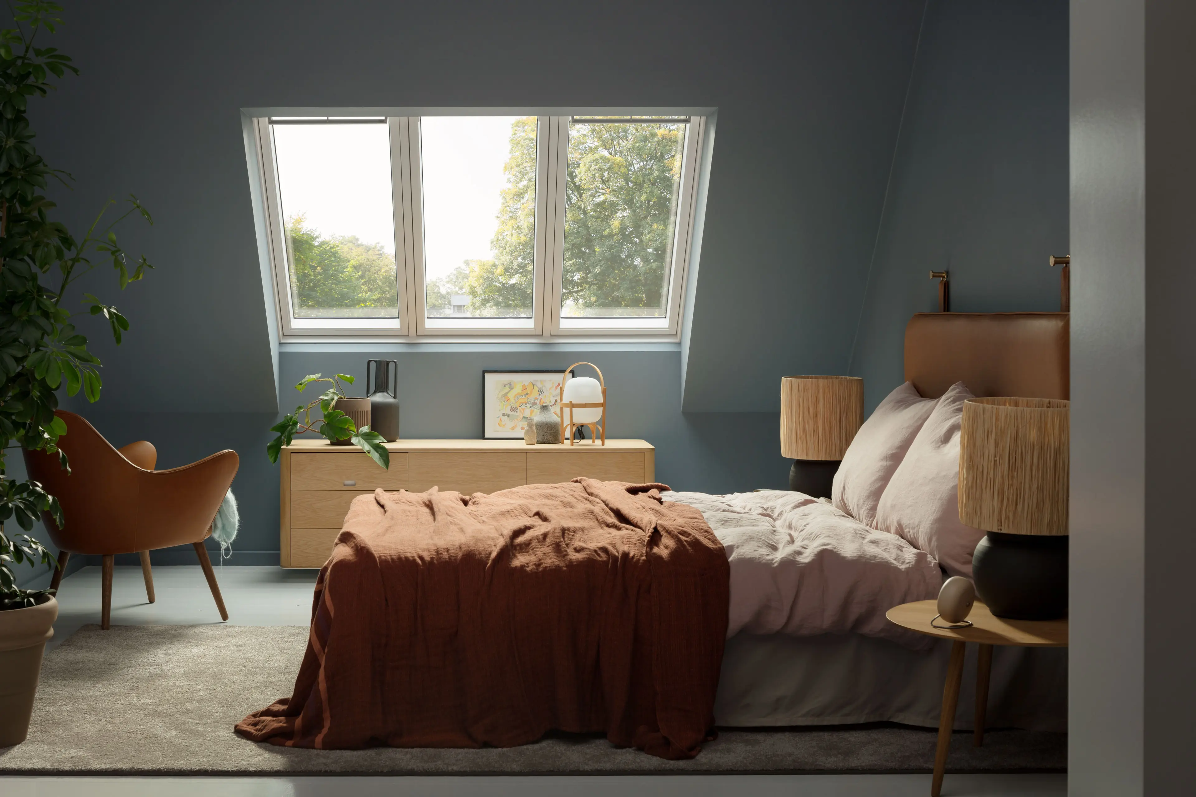 soverom med blå vegger og takvindu