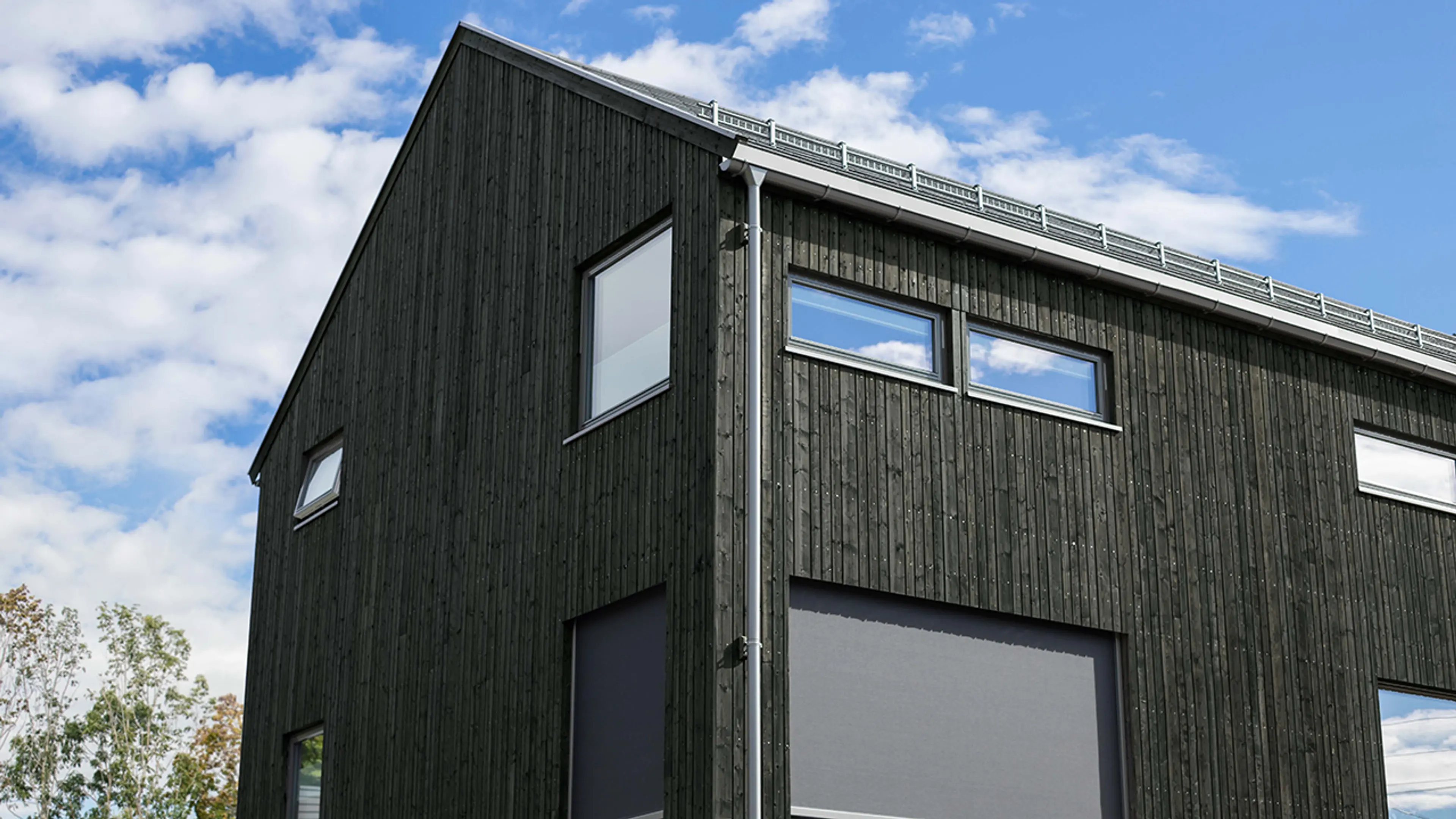 Hus med ny kledning i grønnfarge.