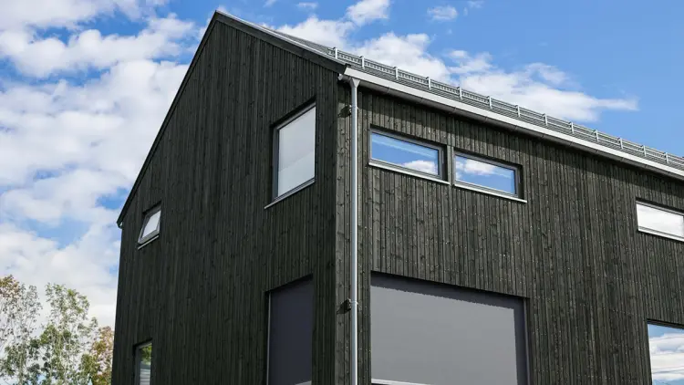 Hus med ny kledning i grønnfarge.