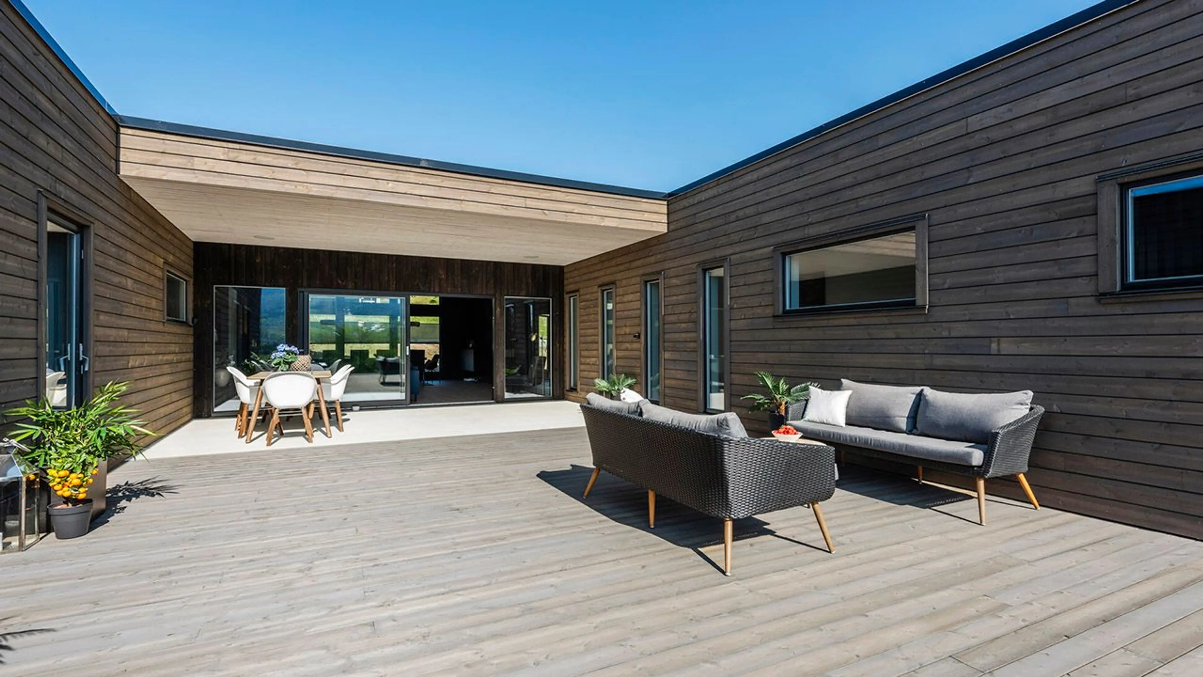 Concise terrassebord på terrasse med sittegruppe.