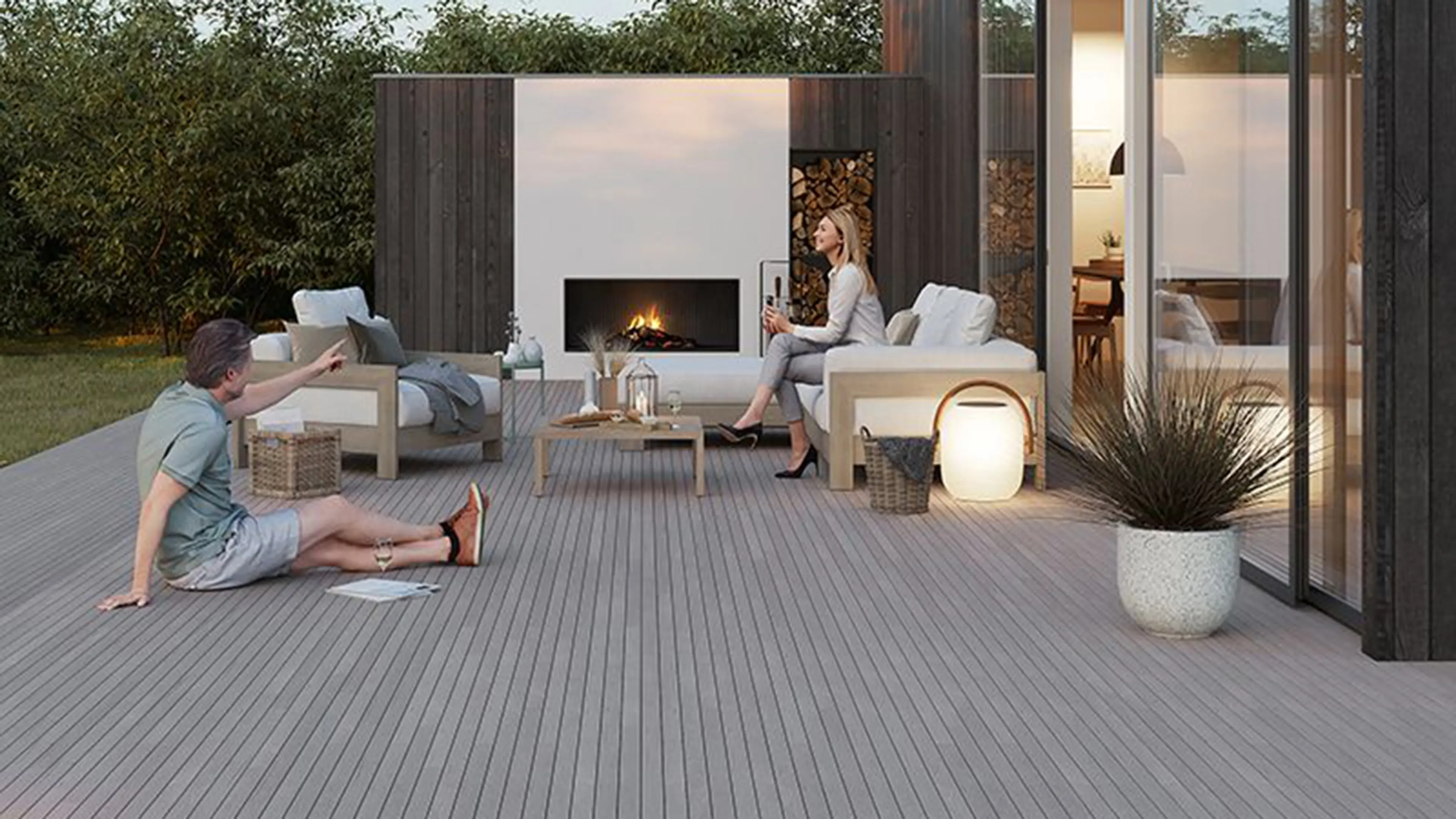 To personer på platting med utepeis.