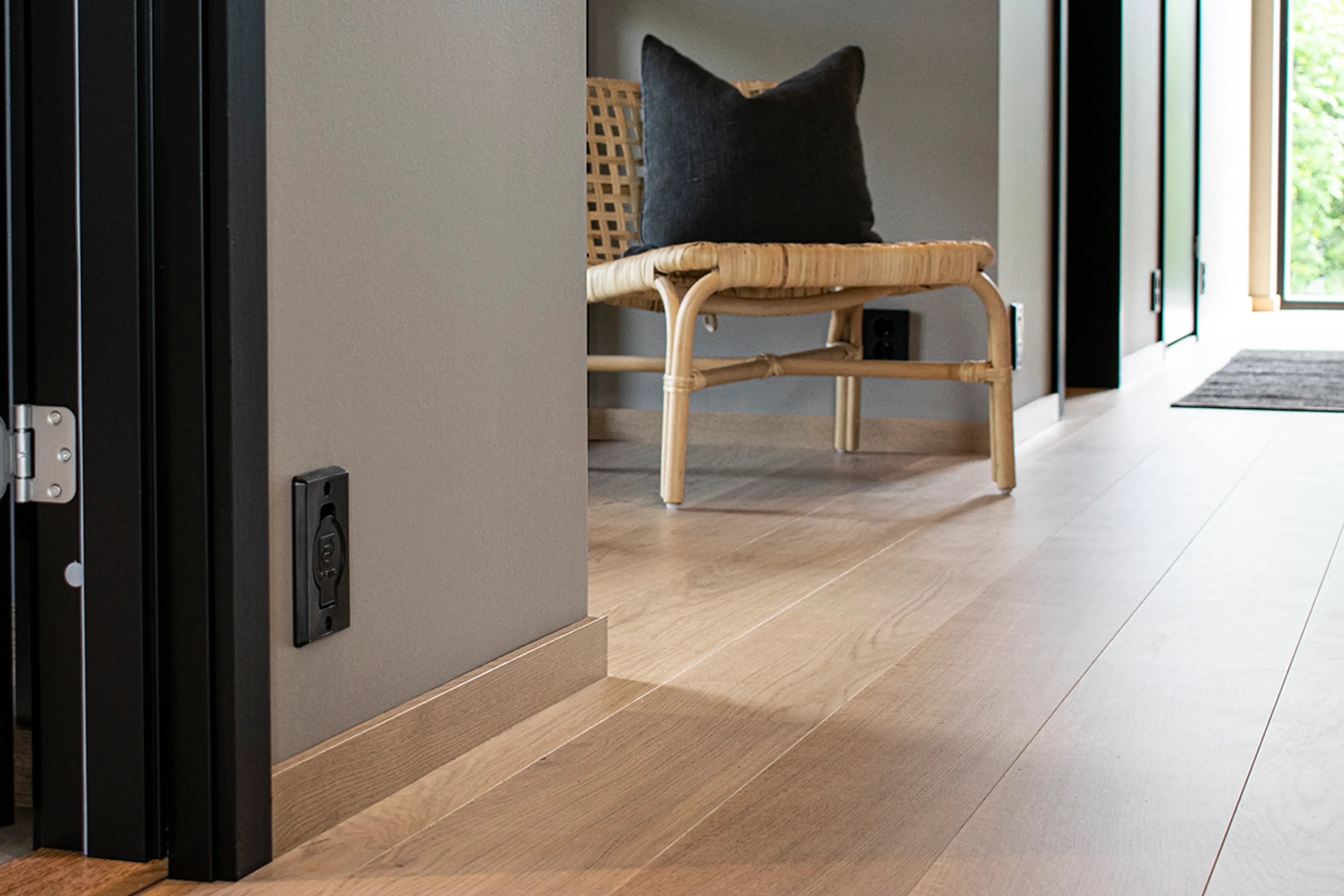 Eik glattkant fotlist kombinert med sort listverk