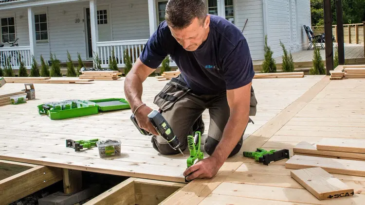 Snekker som bygger platting med verktøy fra ESSVE.