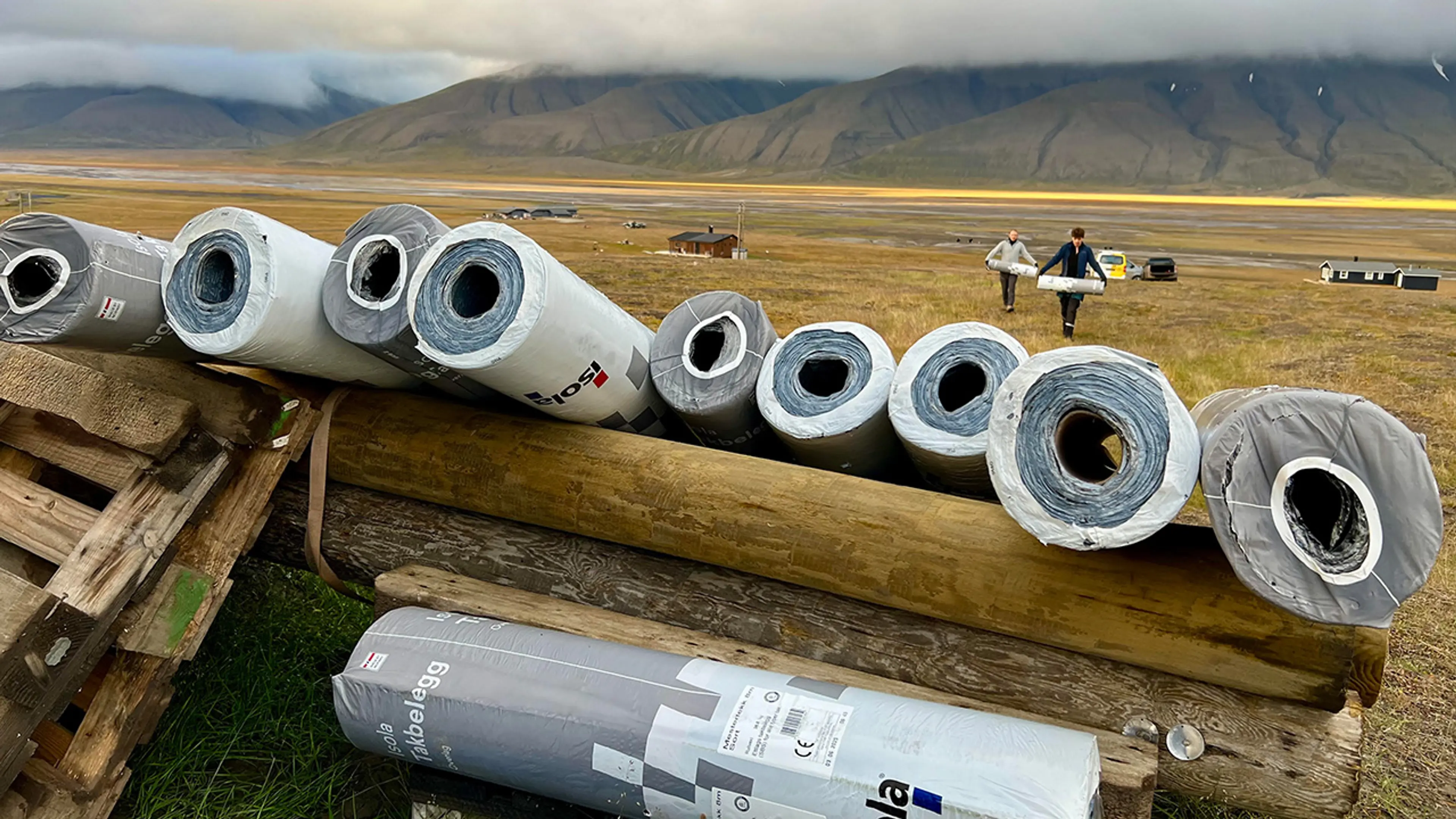 Ruller med materiell til bygging på en slette på Svalbard