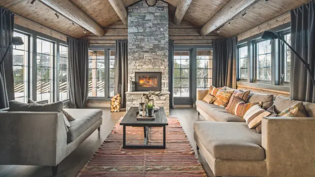 Hytte med nye vinduer med sprosser.