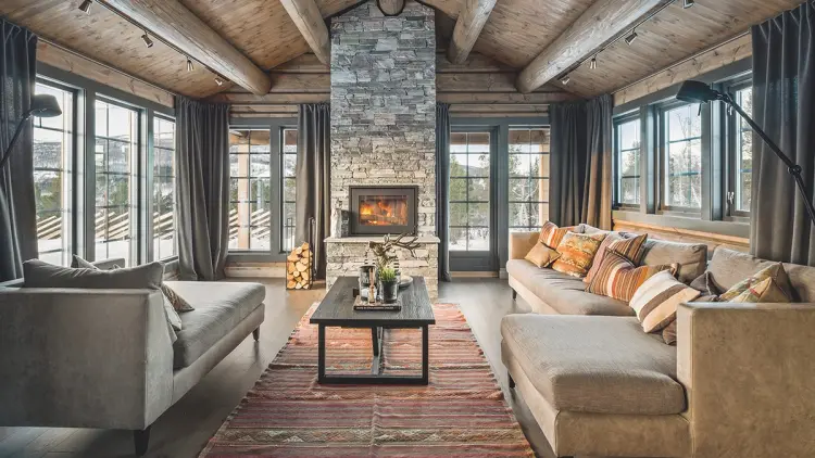 Hytte med nye vinduer med sprosser.