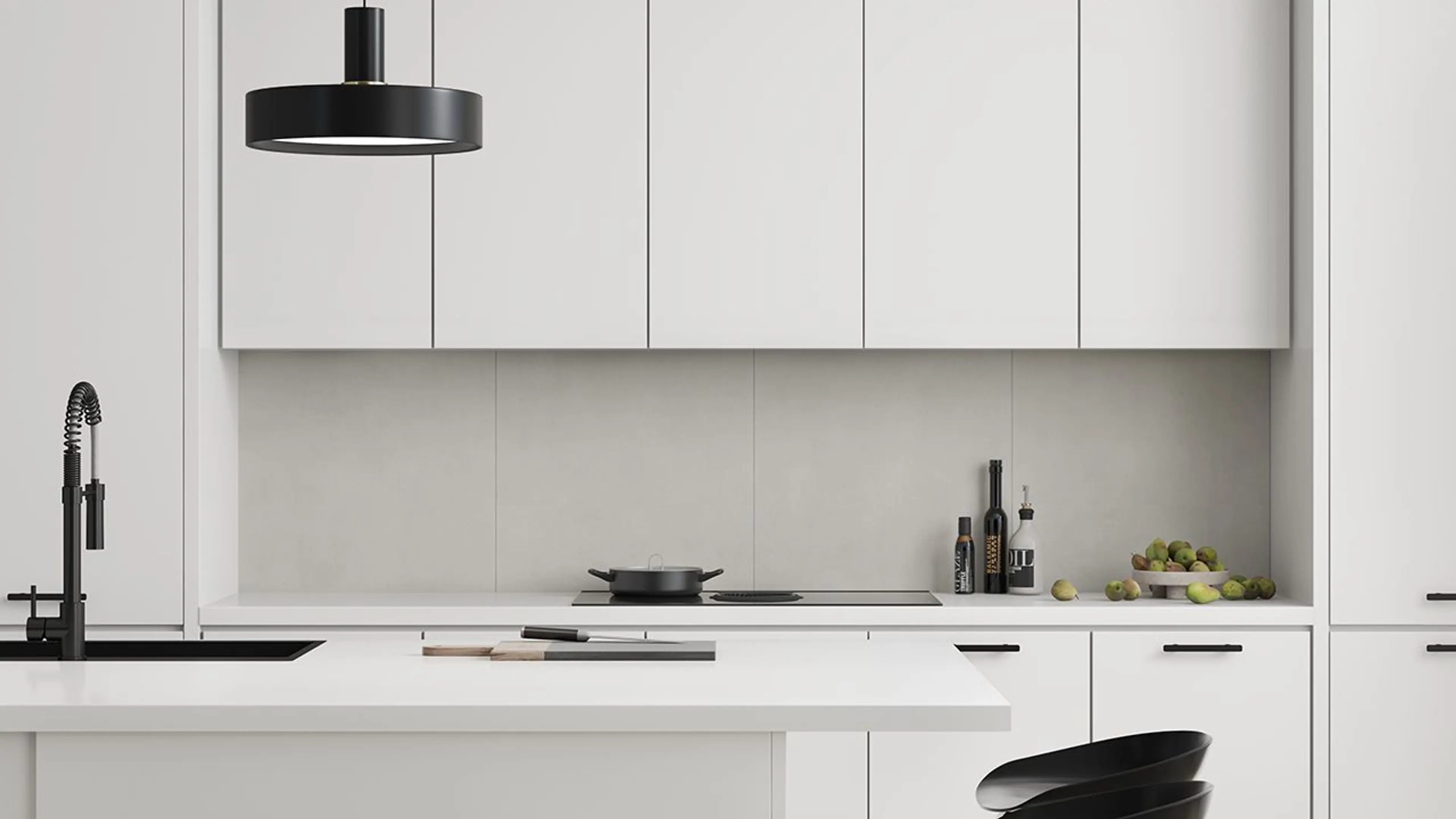 Hvitt kjøkken med sorte detaljer og kjøkkenplate i Moonstone fra Fibo.