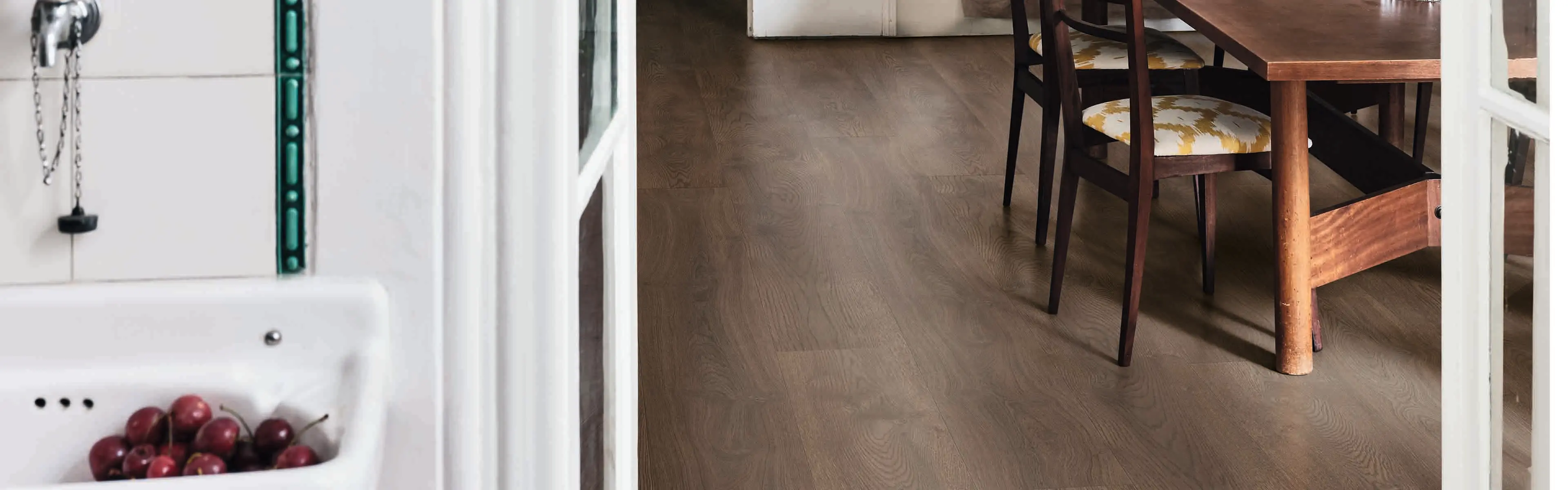 Mørkt gulv i spisestue med tremøbler og palmetapet