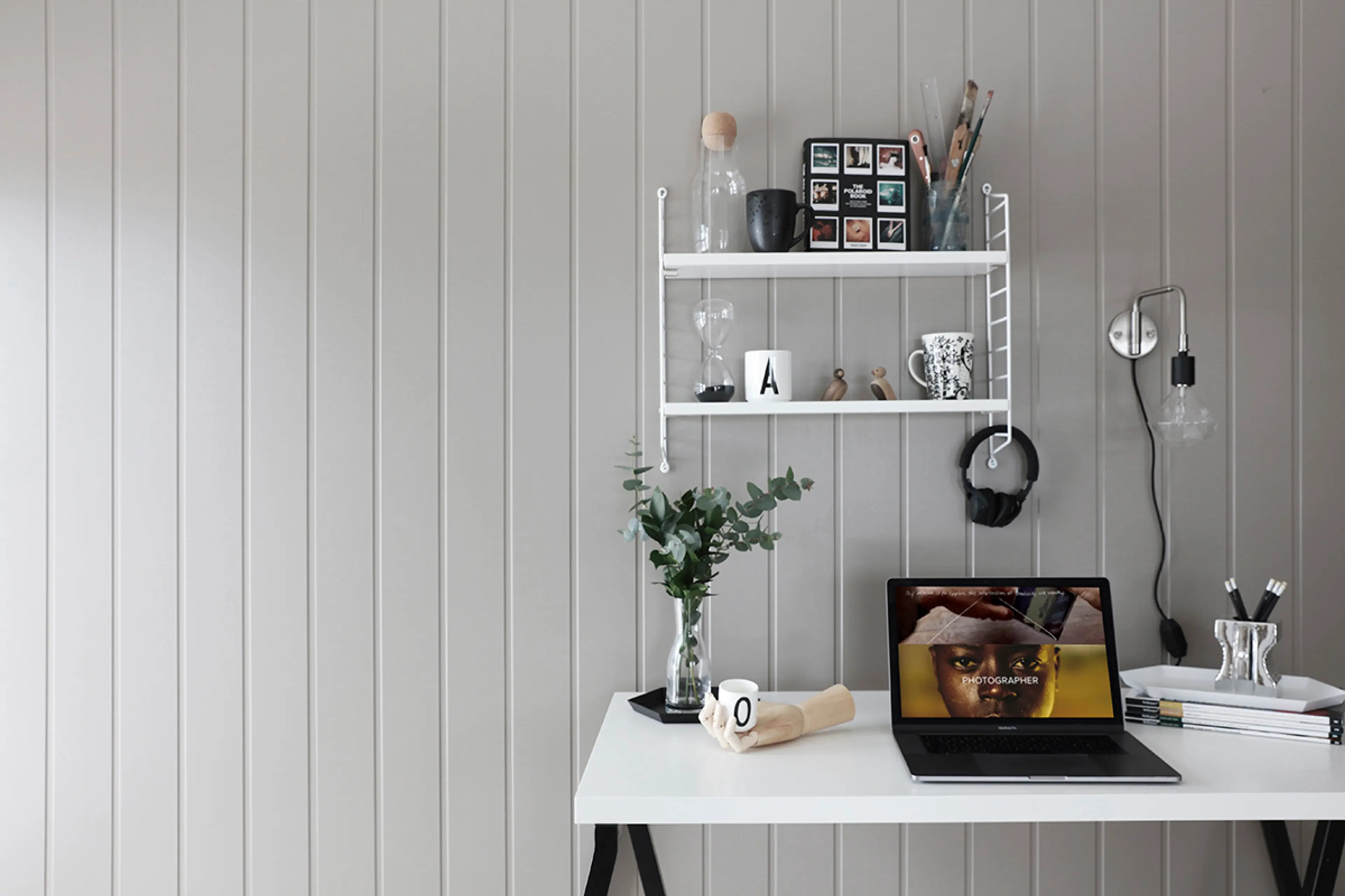 Veggpanel i fargen Earth på hjemmekontoret