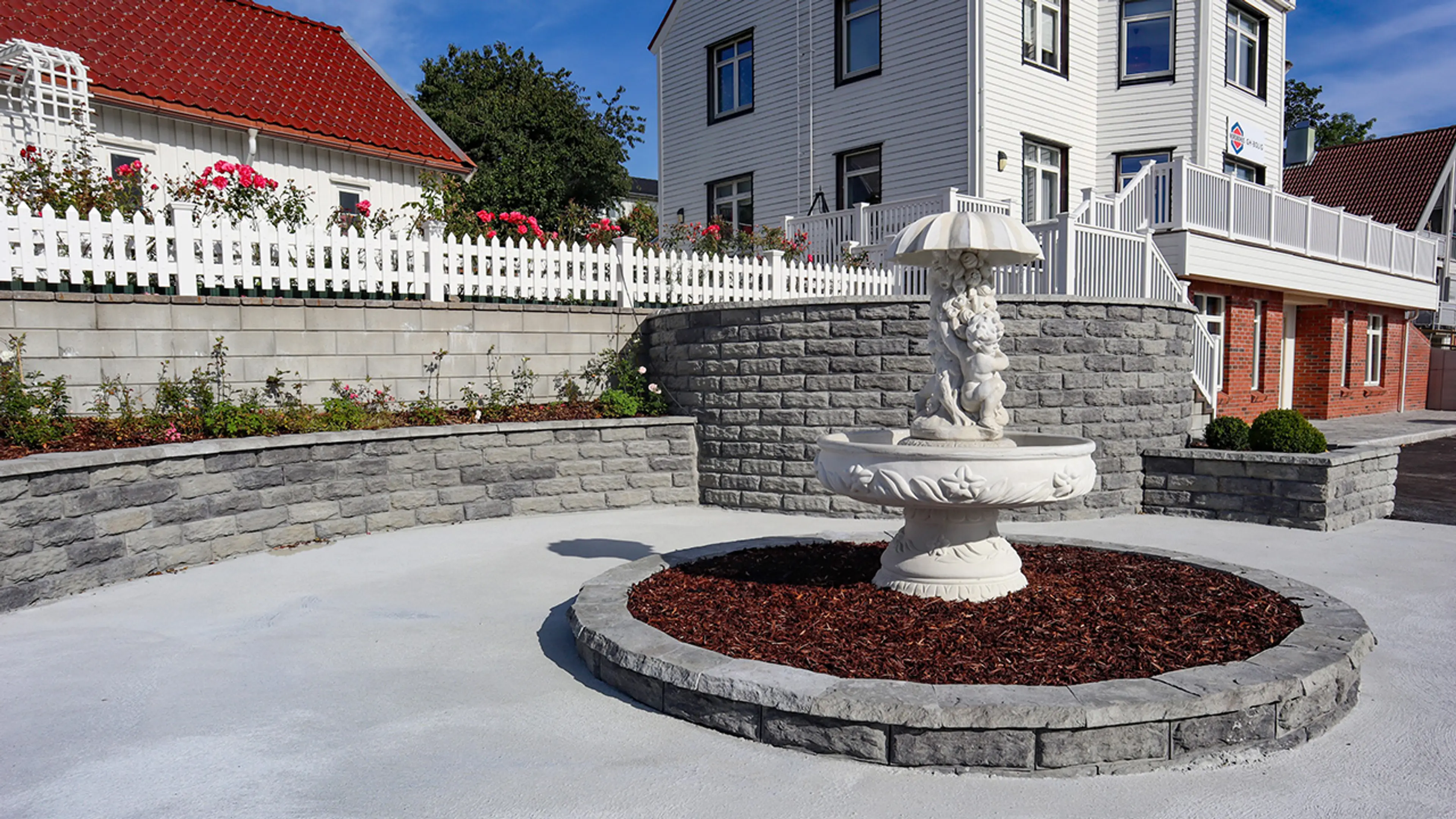 Gårdsplass med Aas Betong belegningsstein, betongtrapp og støttemur.