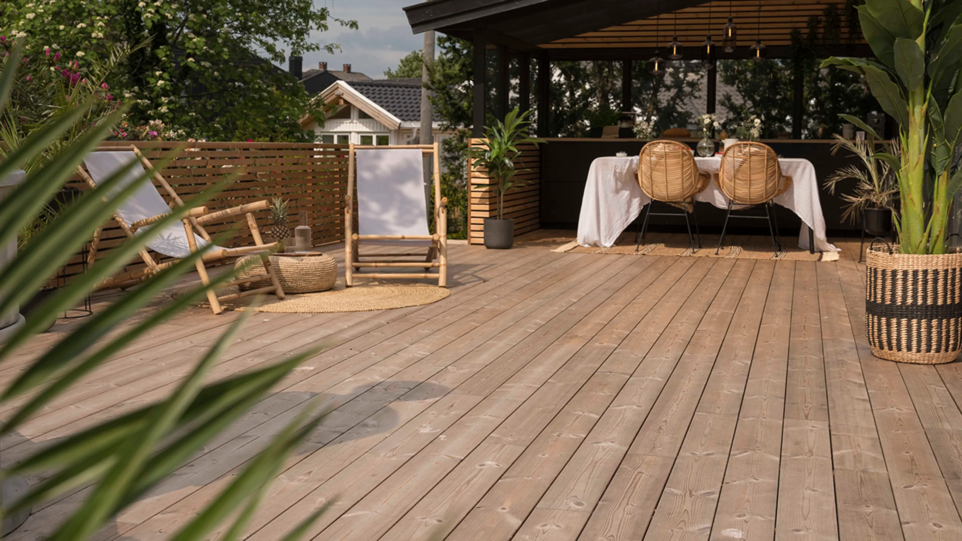 Terrasse bygget med syrefaste skruer som er lakkert, pergola og solsenger.