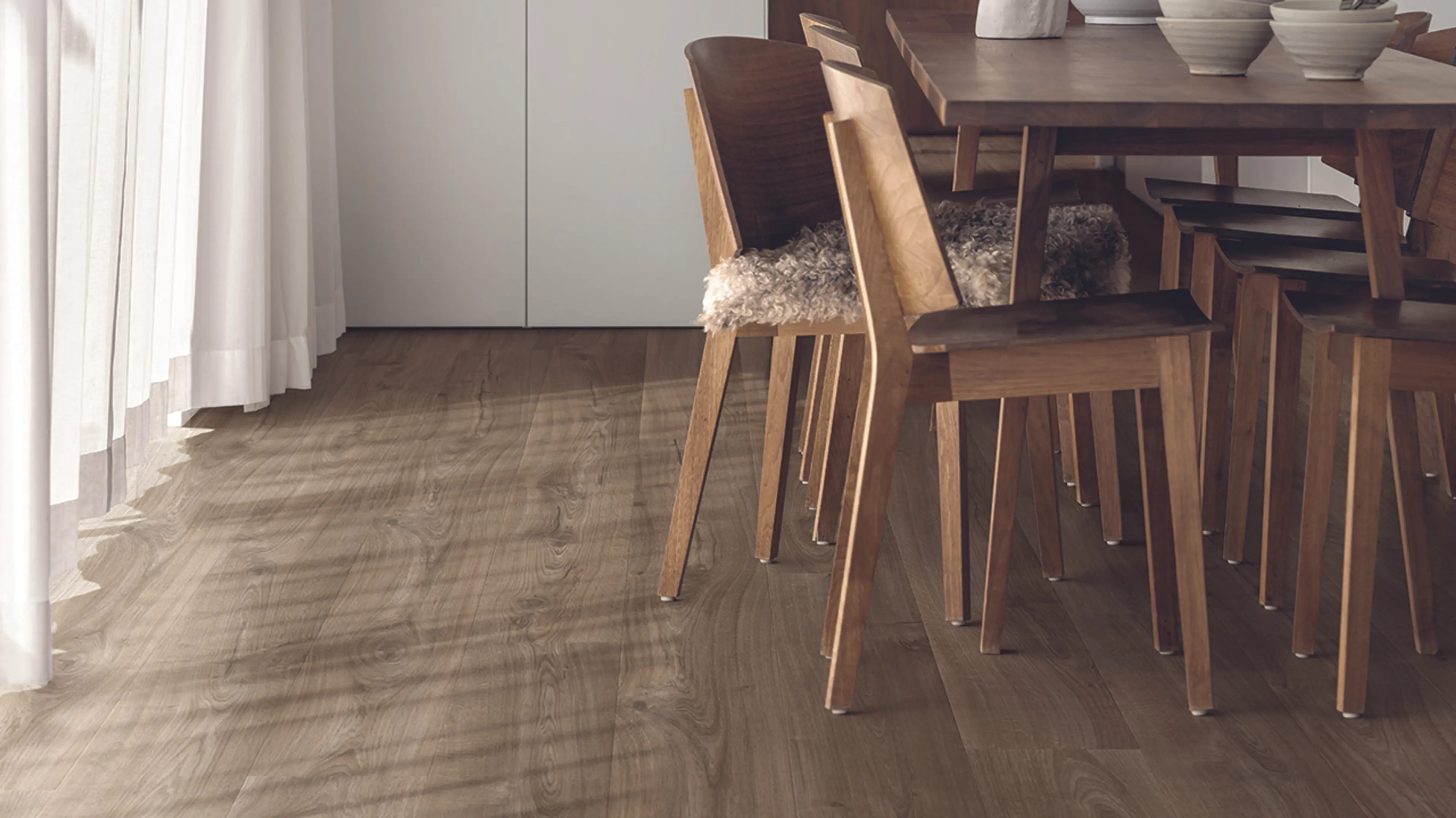 Spisestue med 1-stavs mørkt Trondheim laminatgulv fra Pergo.