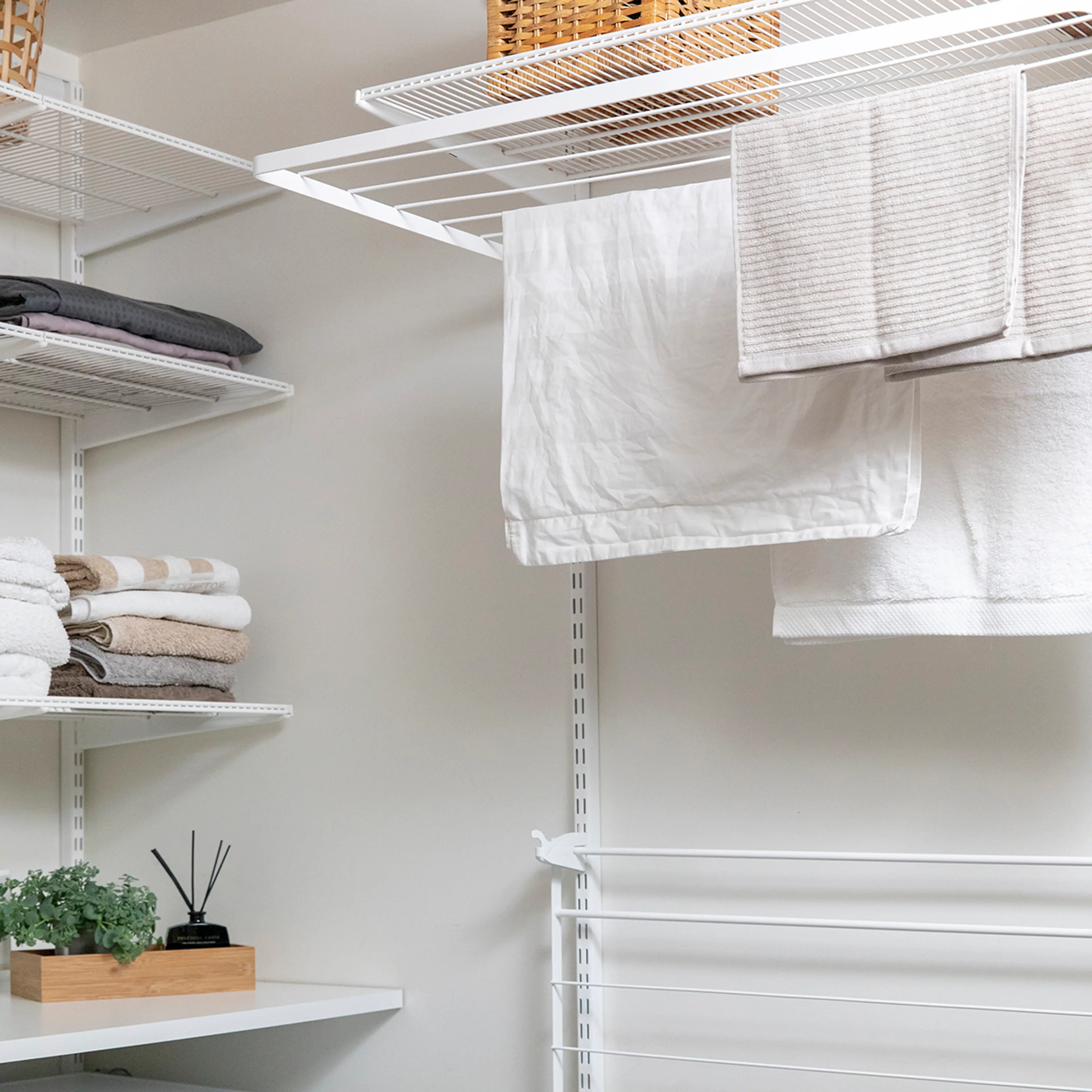 Vaskerom med garderobeløsning som oppbevaring og tørkestativ