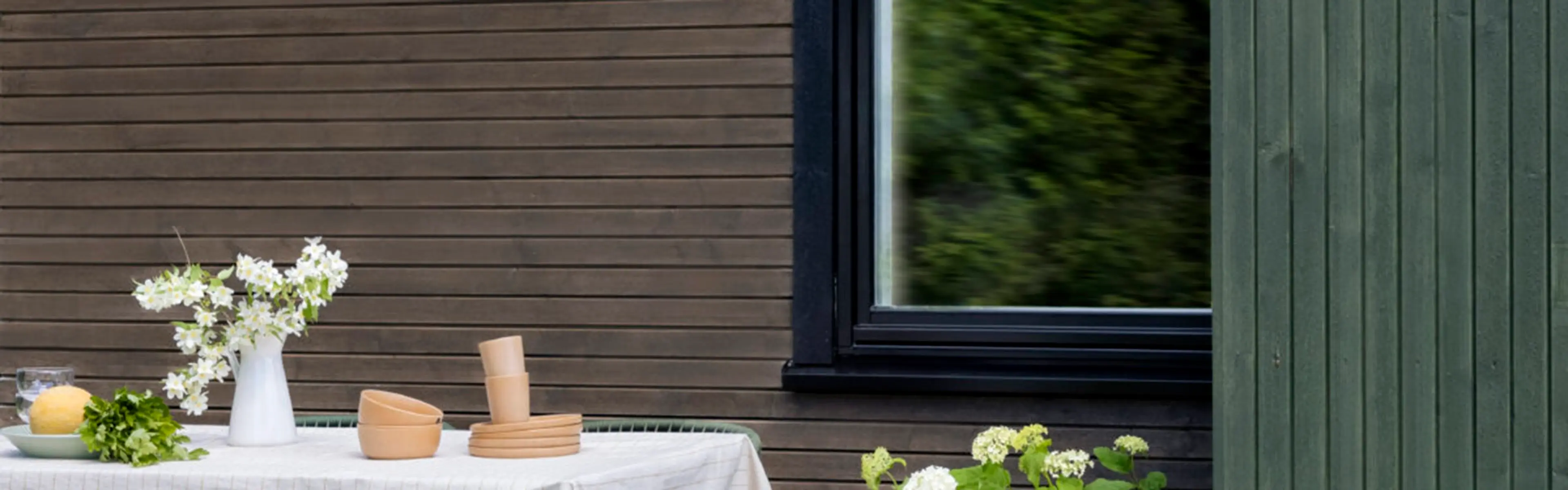 Hus malt med utebeis fra Tyrilin i fargen 1221 Lodalskåpa.