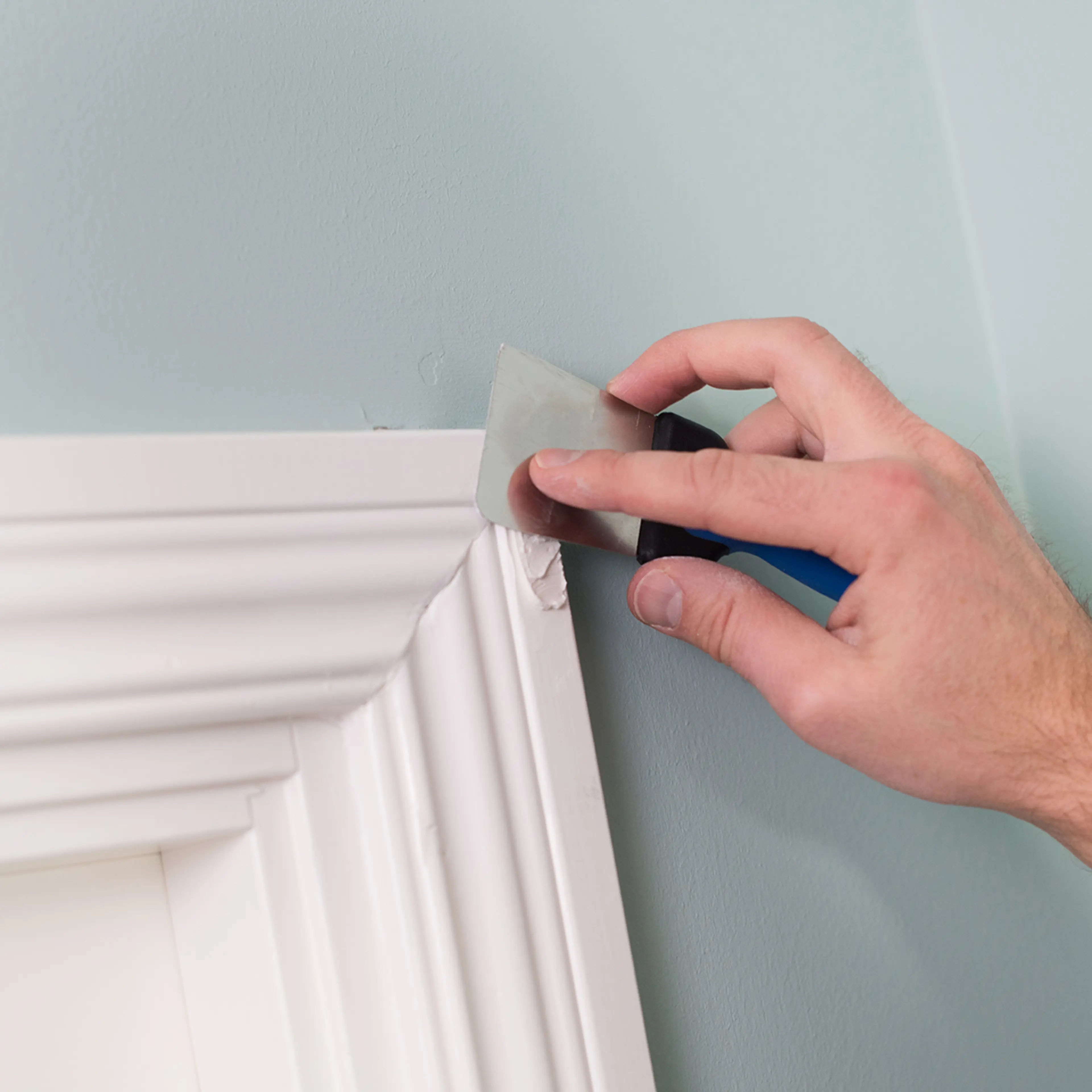 Å sparkle og fuge igjen sprekker før maling gir et penere sluttresultat.