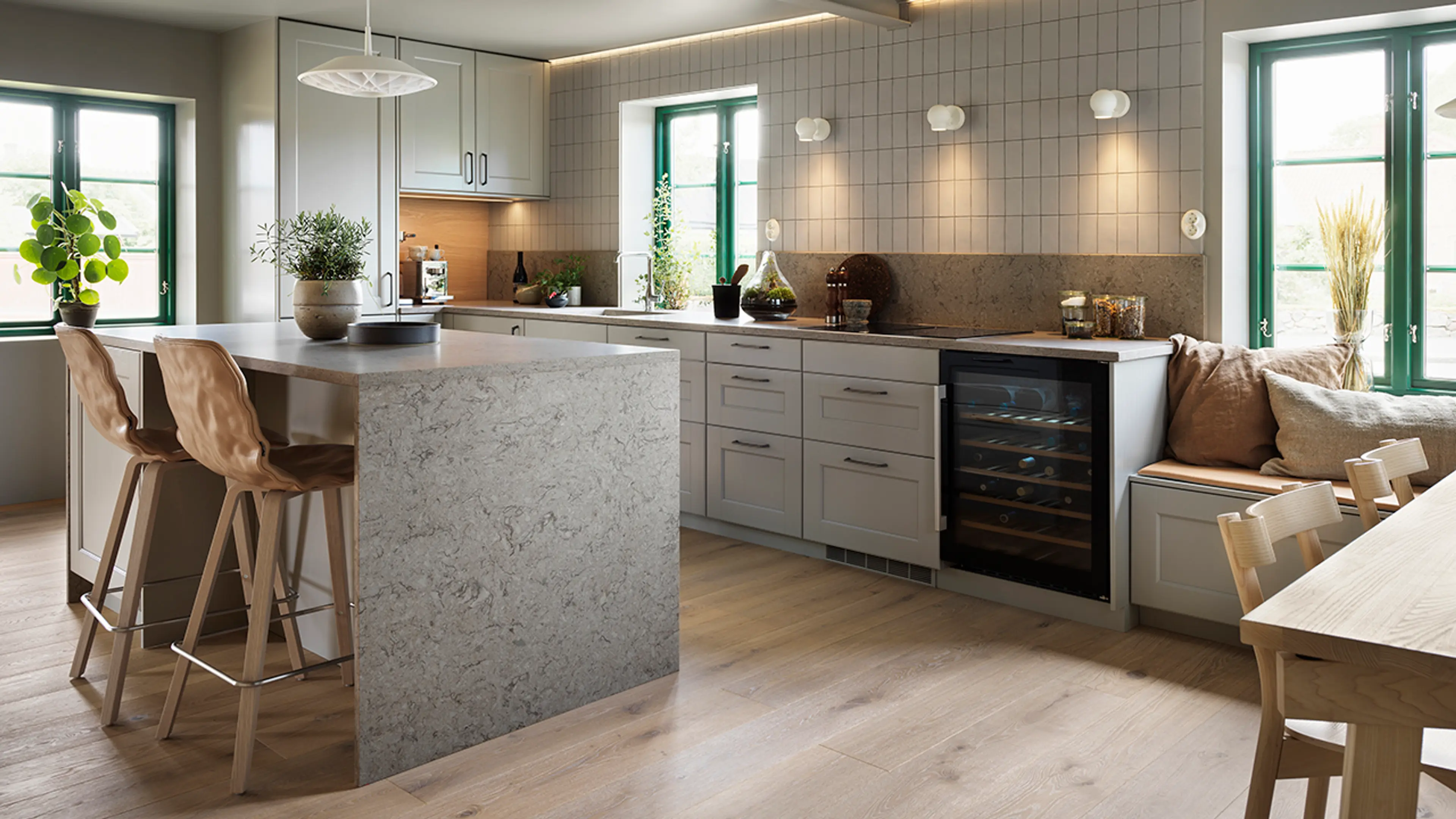 Åpent kjøkken med kjøkkenøy kledd med benkeplate i stein.