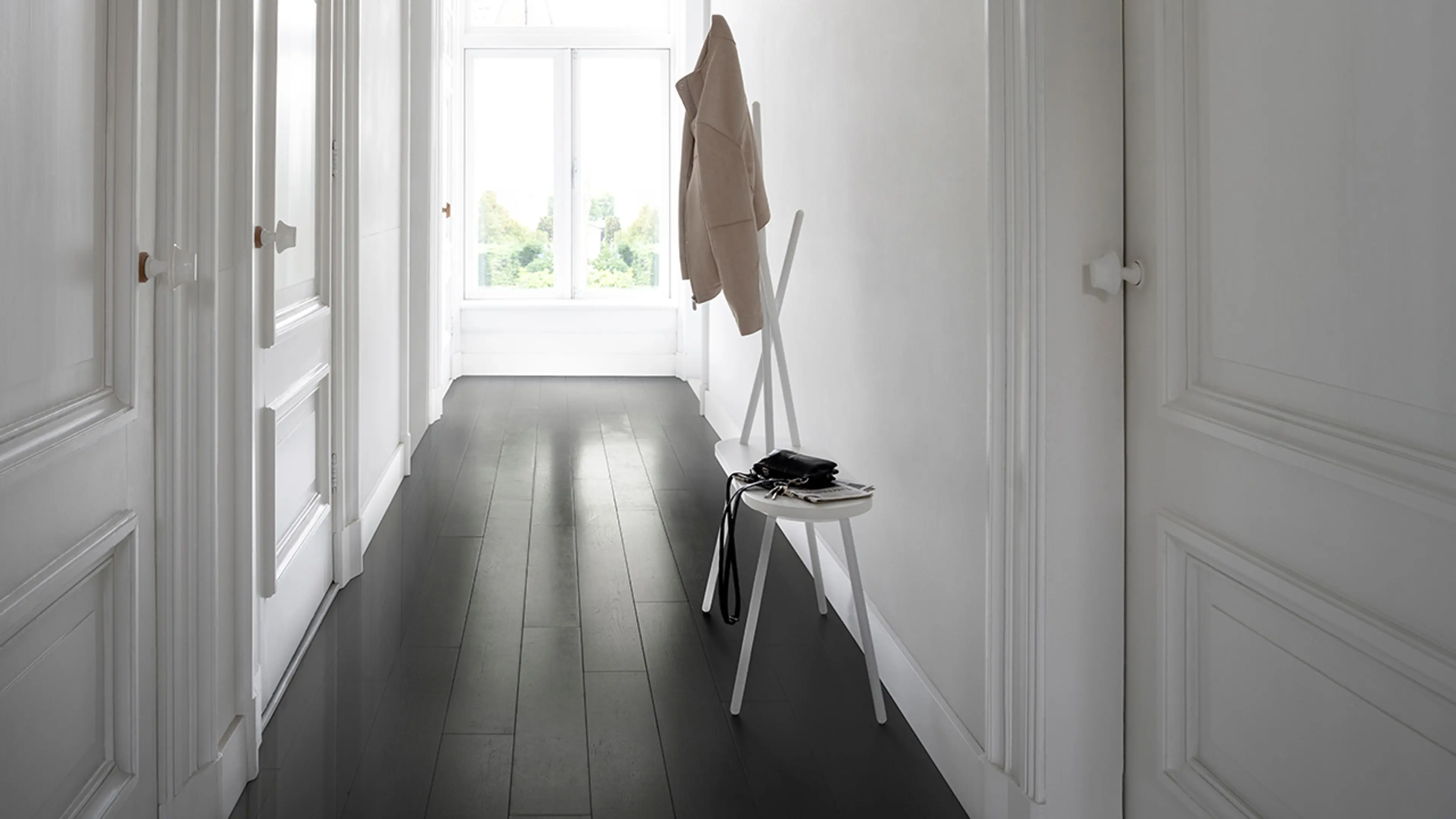 Gang som er malt med sort gulvmaling.