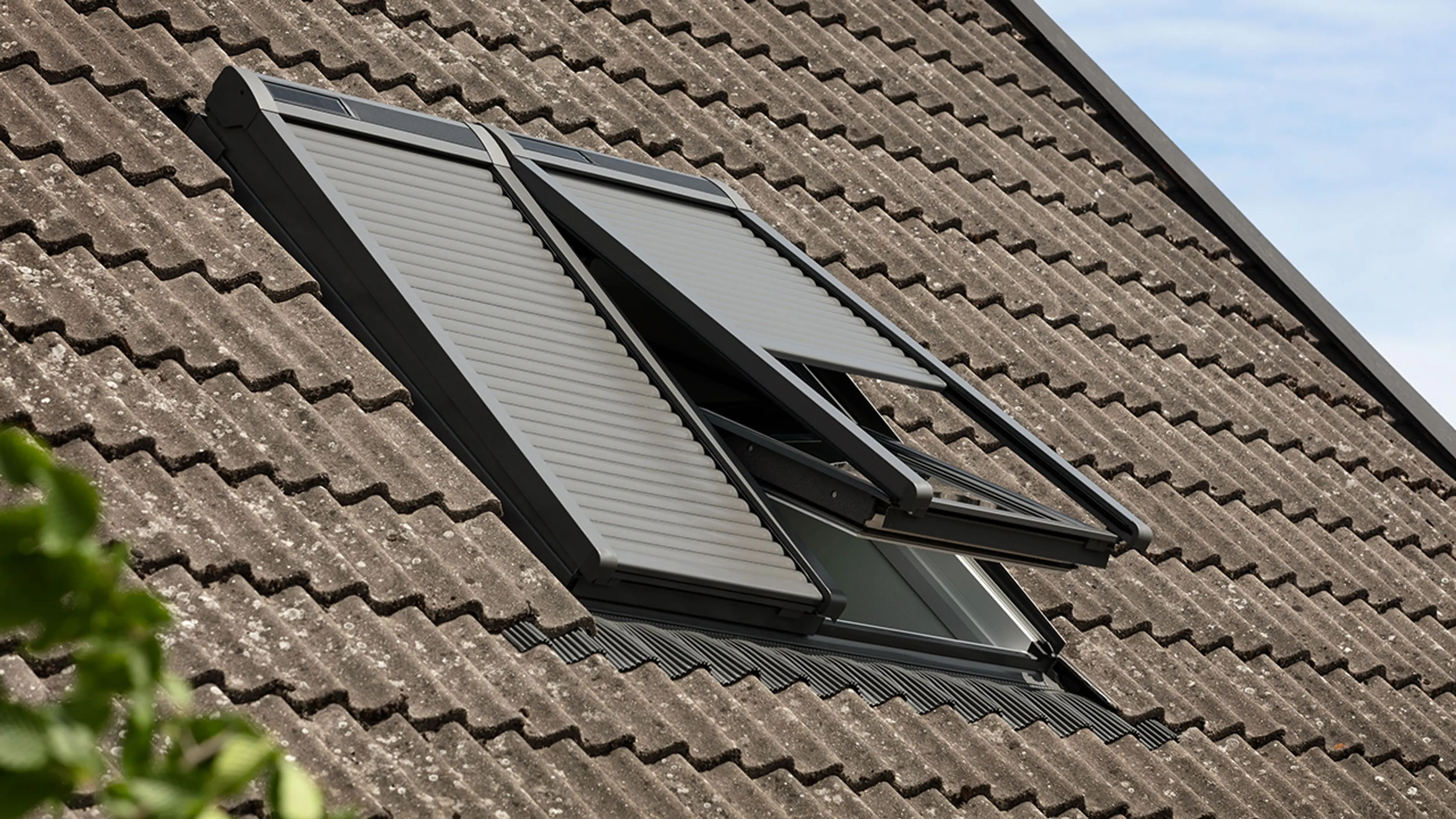 Utvending solskjerming på takvindu med rullegardiner.