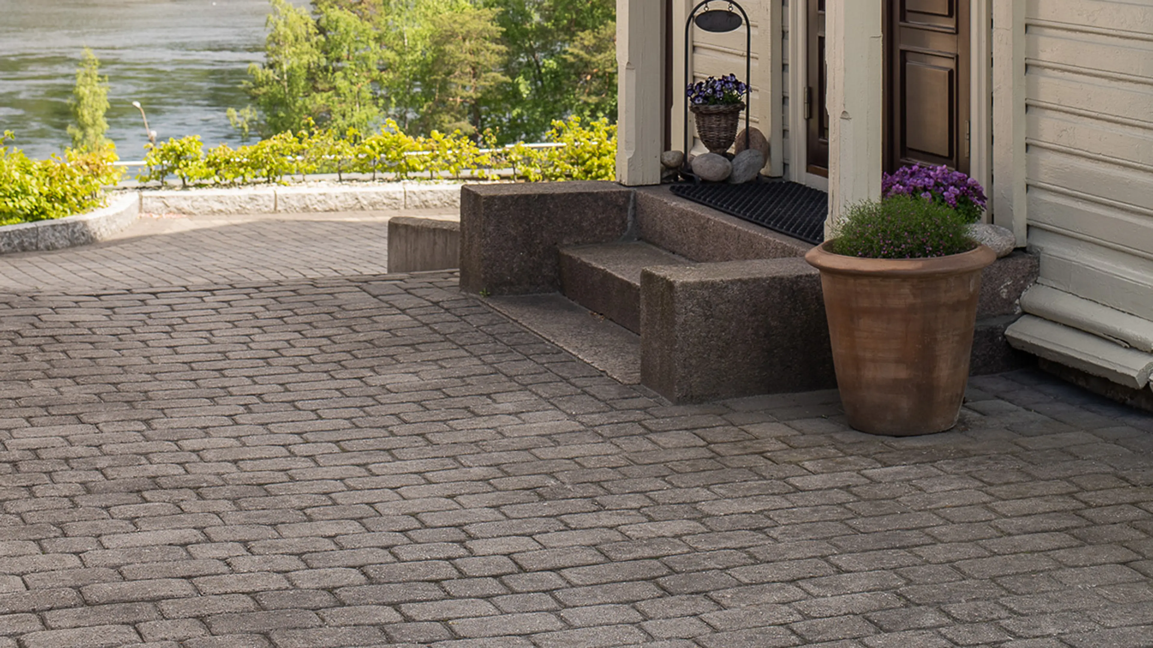 Aaltvedt belegningsstein utenfor inngangsparti til hus med steintrapp.