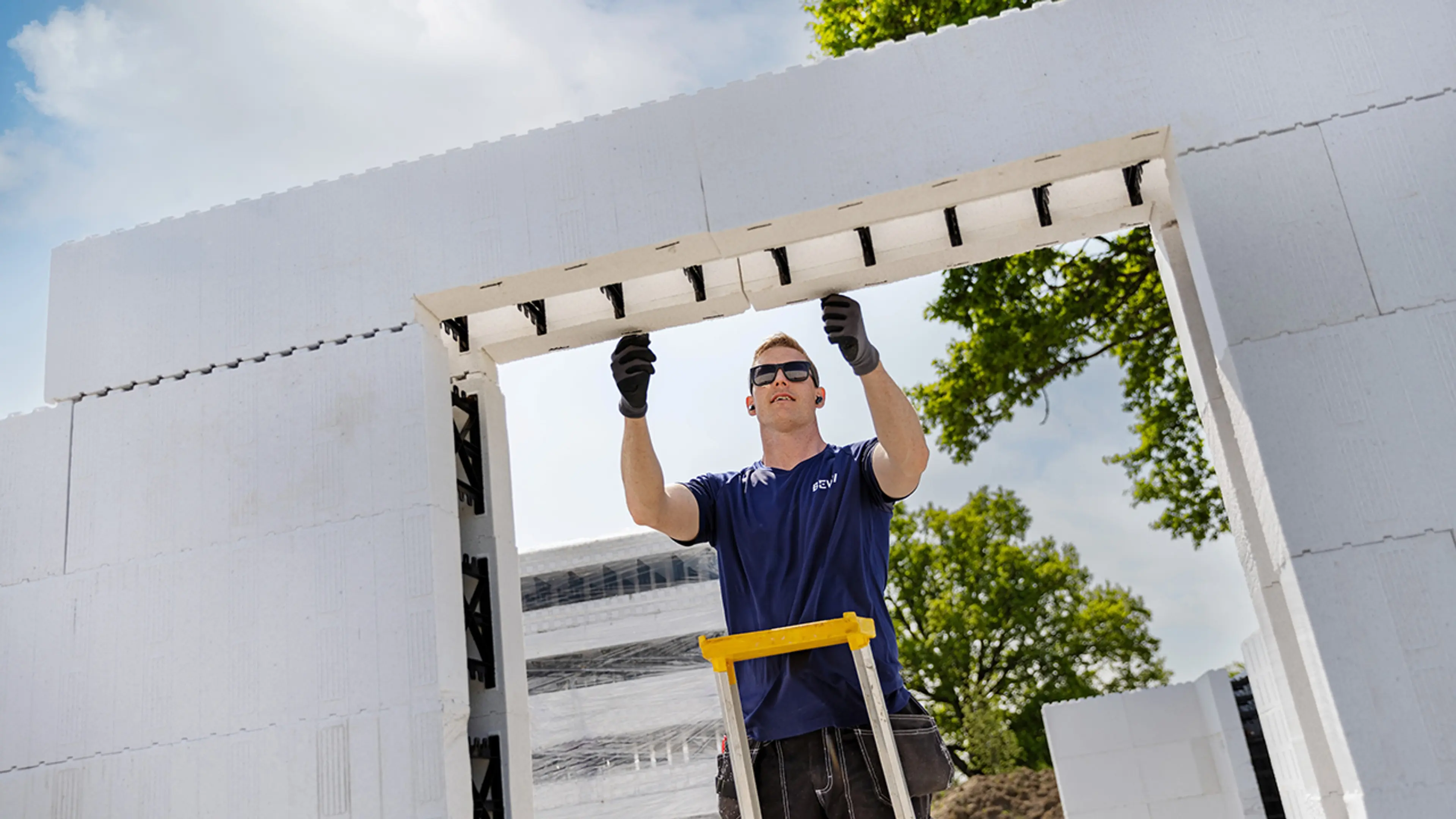 Håndverker som bygger vegg av thermomur.