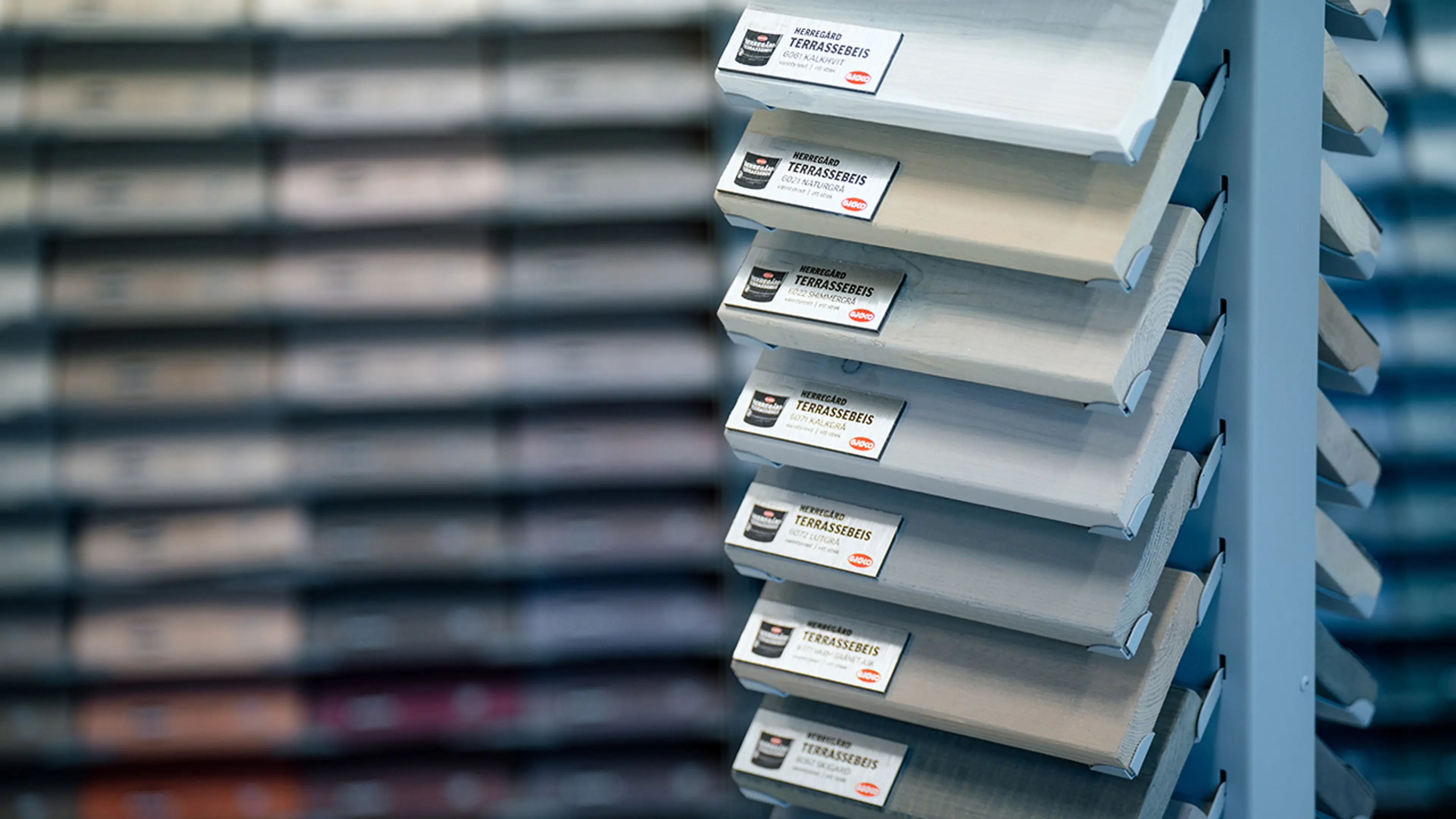 Gjøco terrassebeis-prøver i byggevarehus.