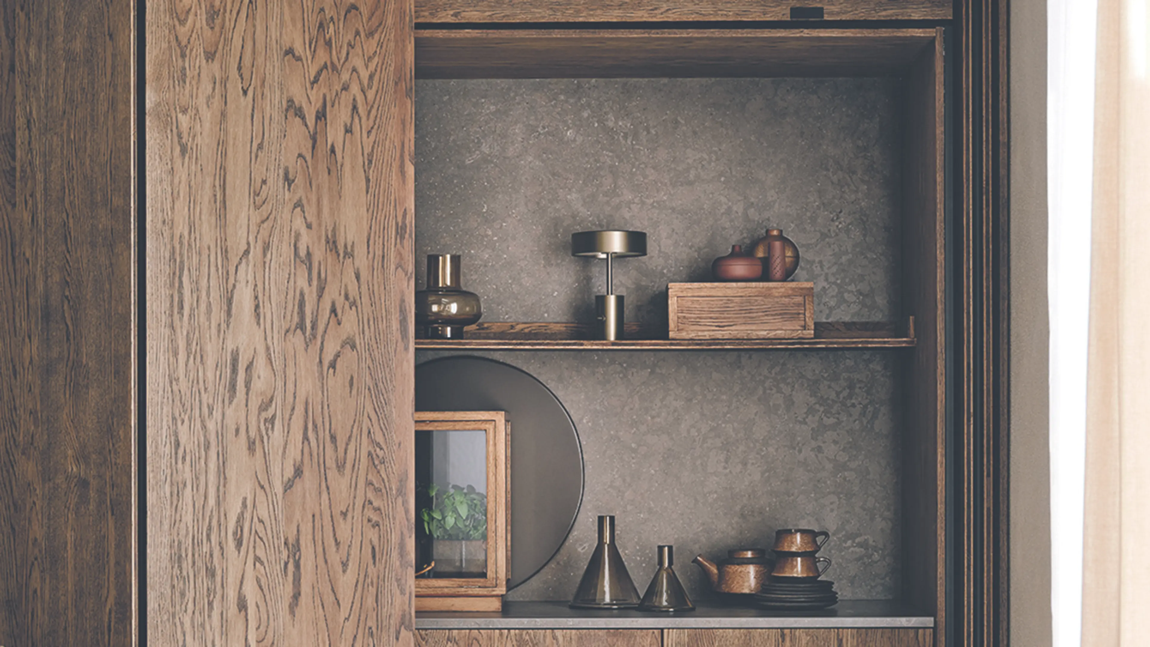 Kjøkken med såkalt pocketdør, en dør som kan gjemmes i sidene av skapet når åpent.