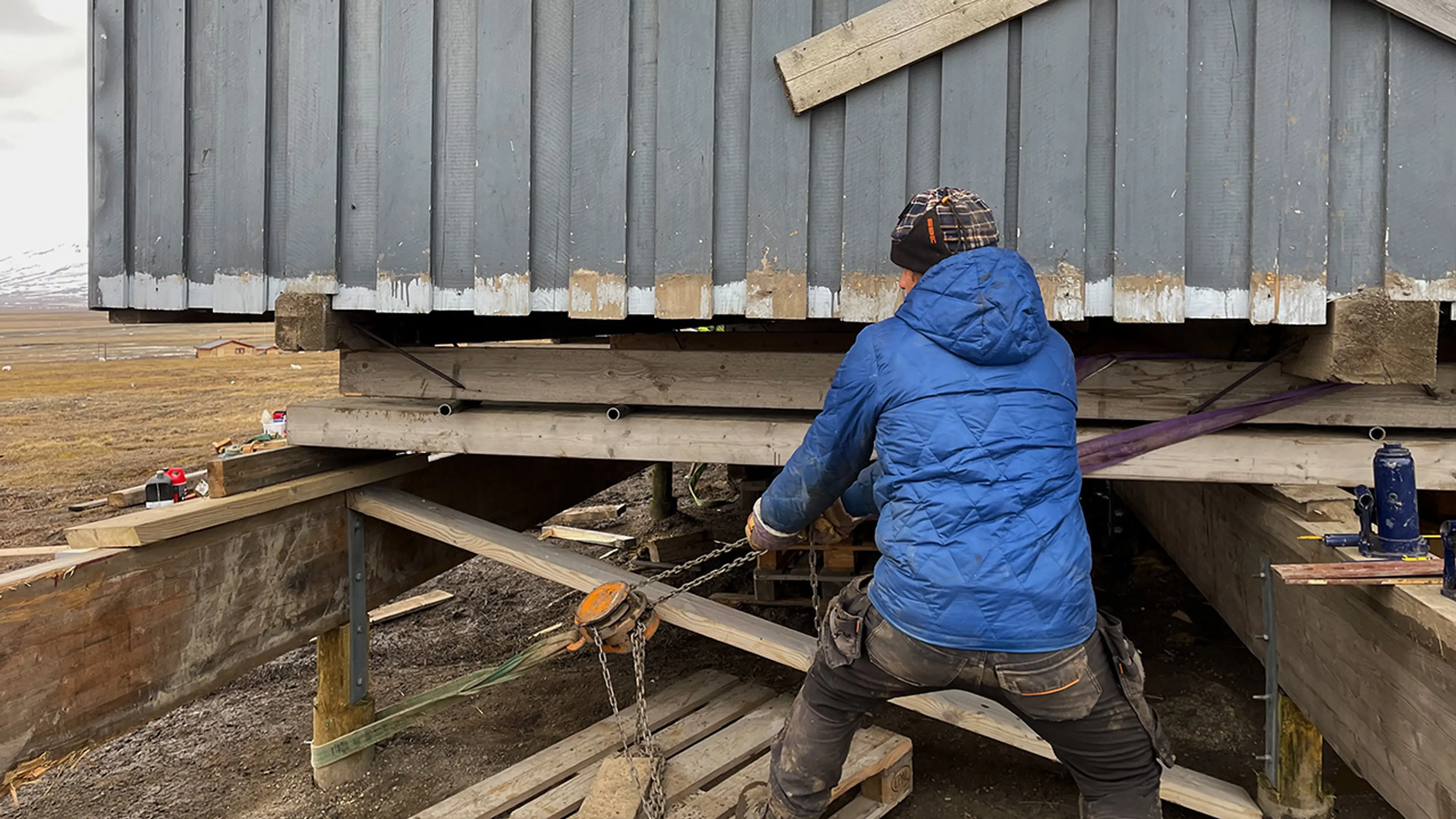 Mann som fester en hytte.