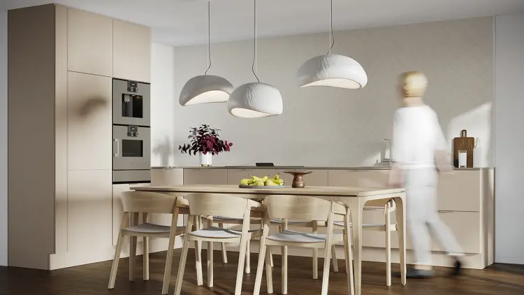 Kjøkken uten overskap med veggplater over kjøkkenbenken.