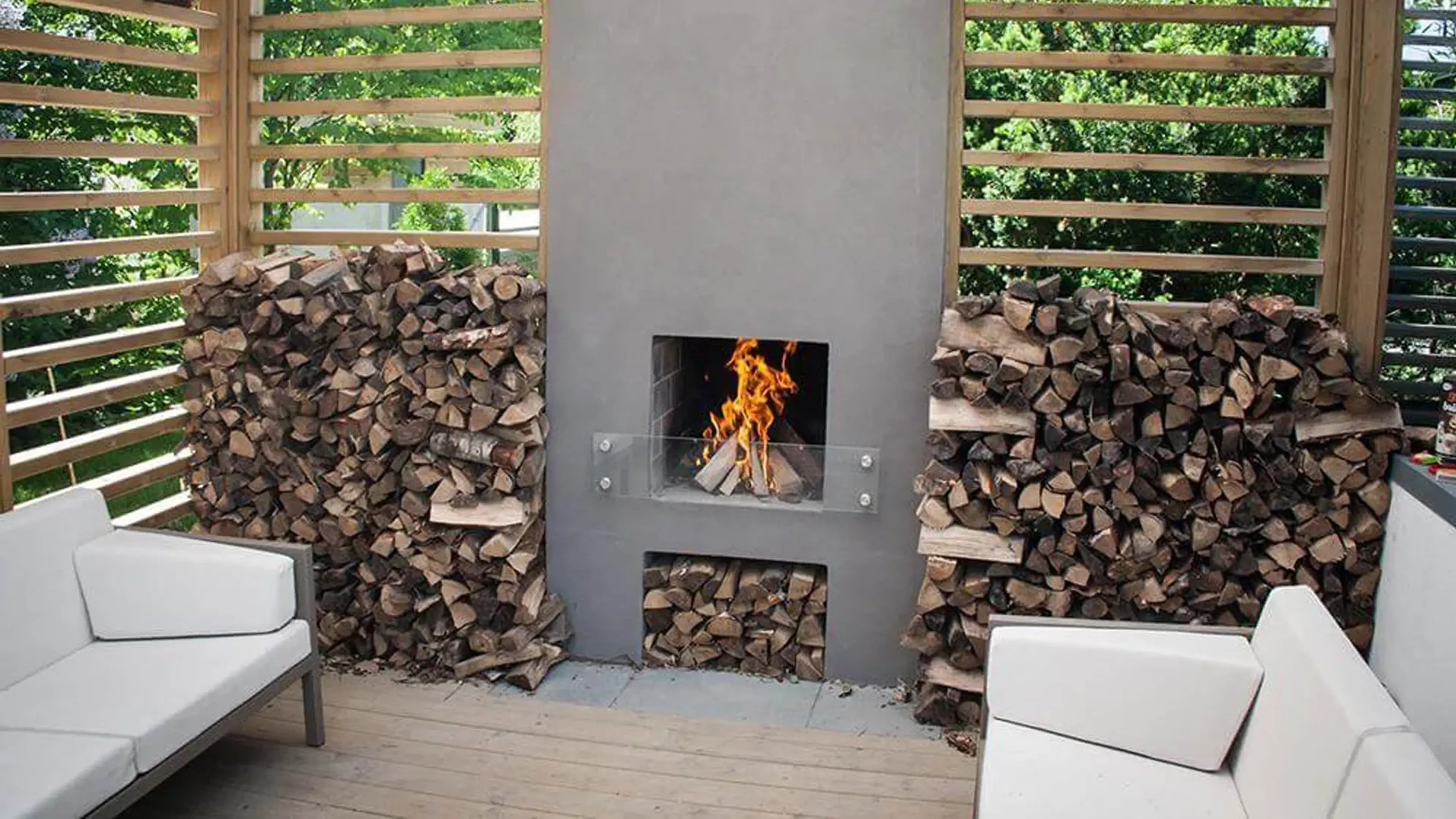 hagestue med utepeis laget av Leca-blokker