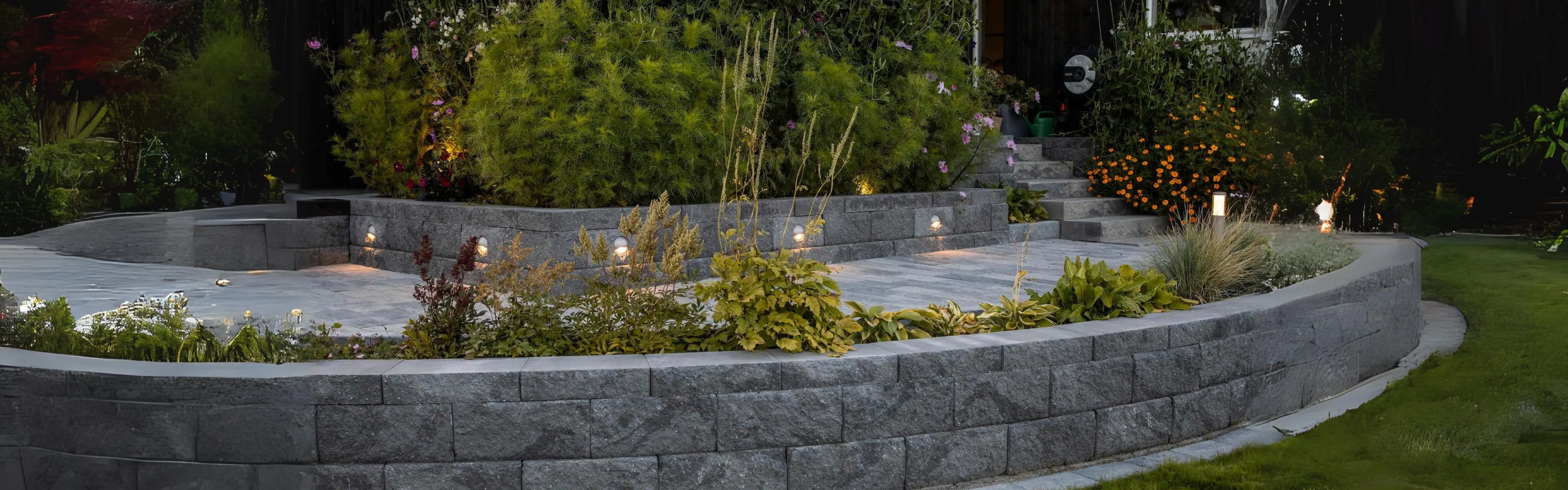 Belysning i mur utendørs