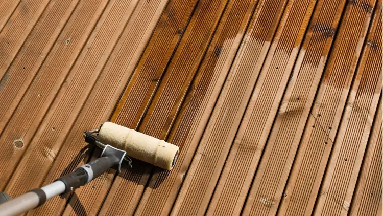 Olje terrasse med malingsrulle