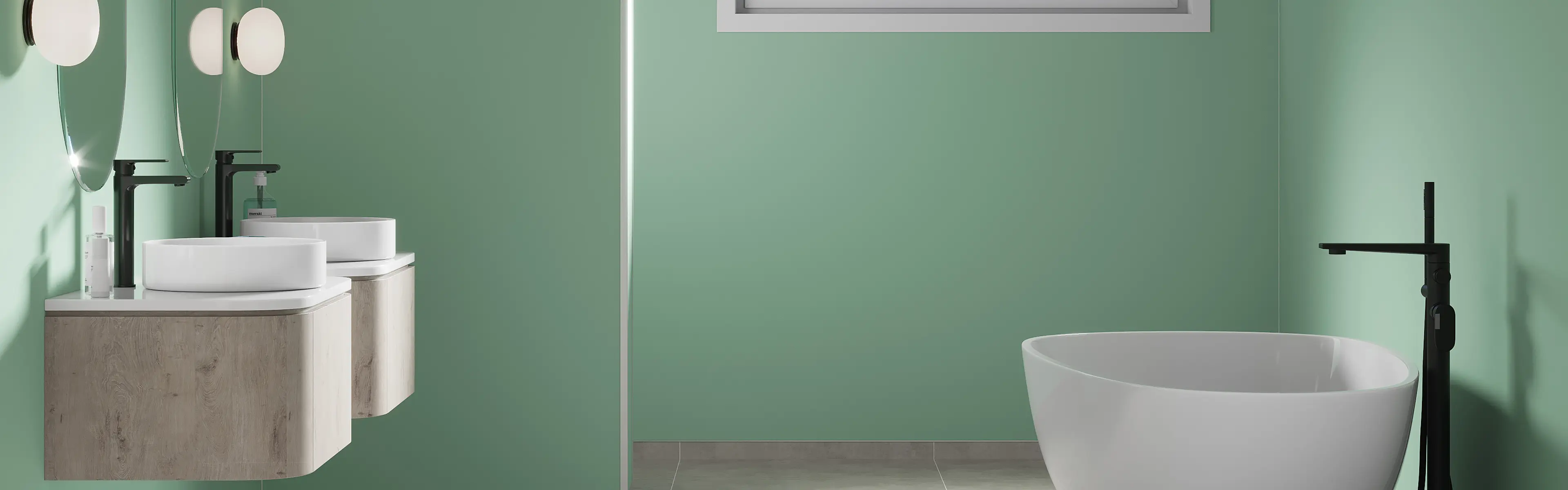 Bad med to servanter, badekar og lysegrønne veggplater.