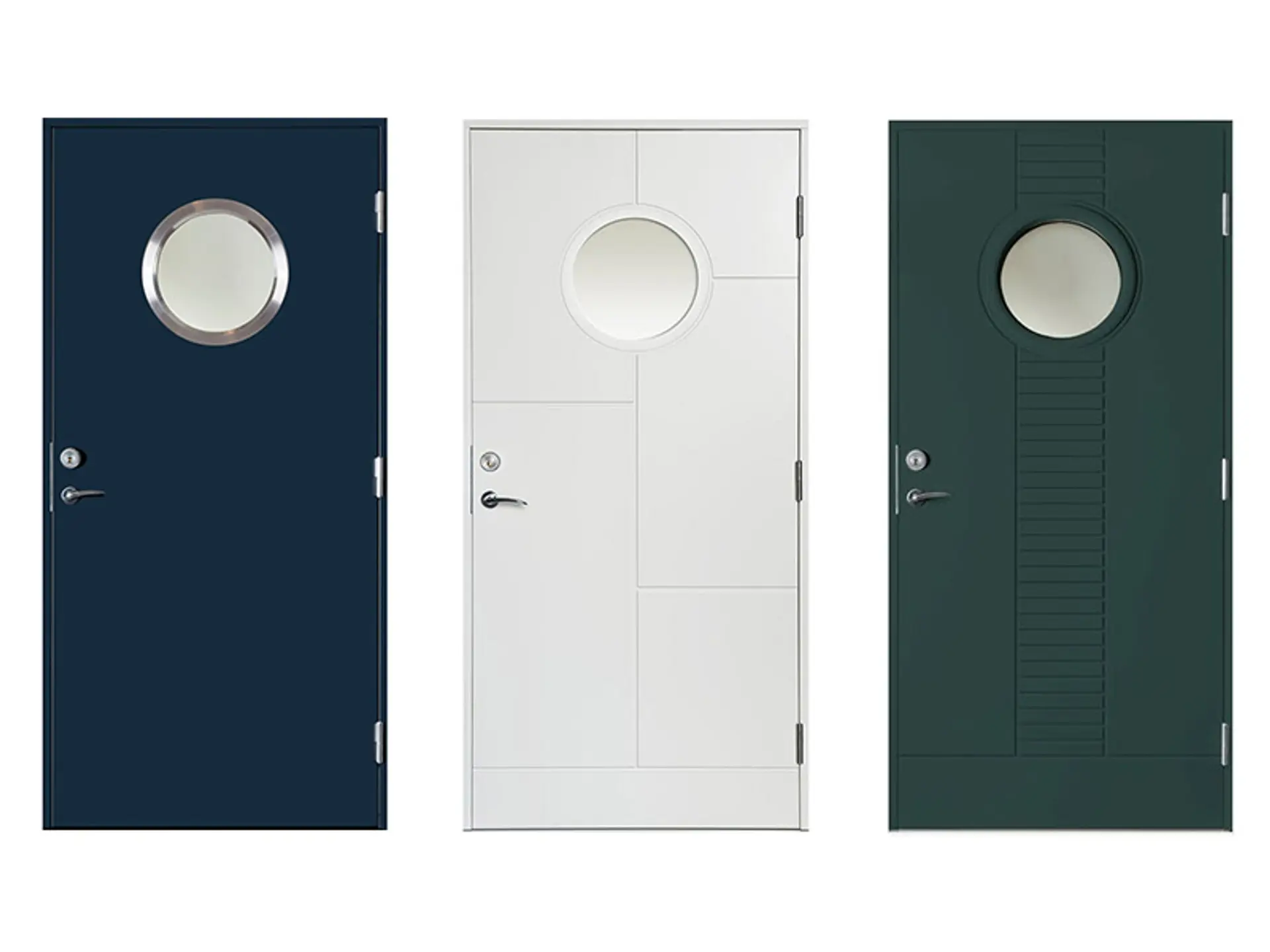 Collage av tre hyttedører utvendig ved sjøen i blå, hvit og grønn.